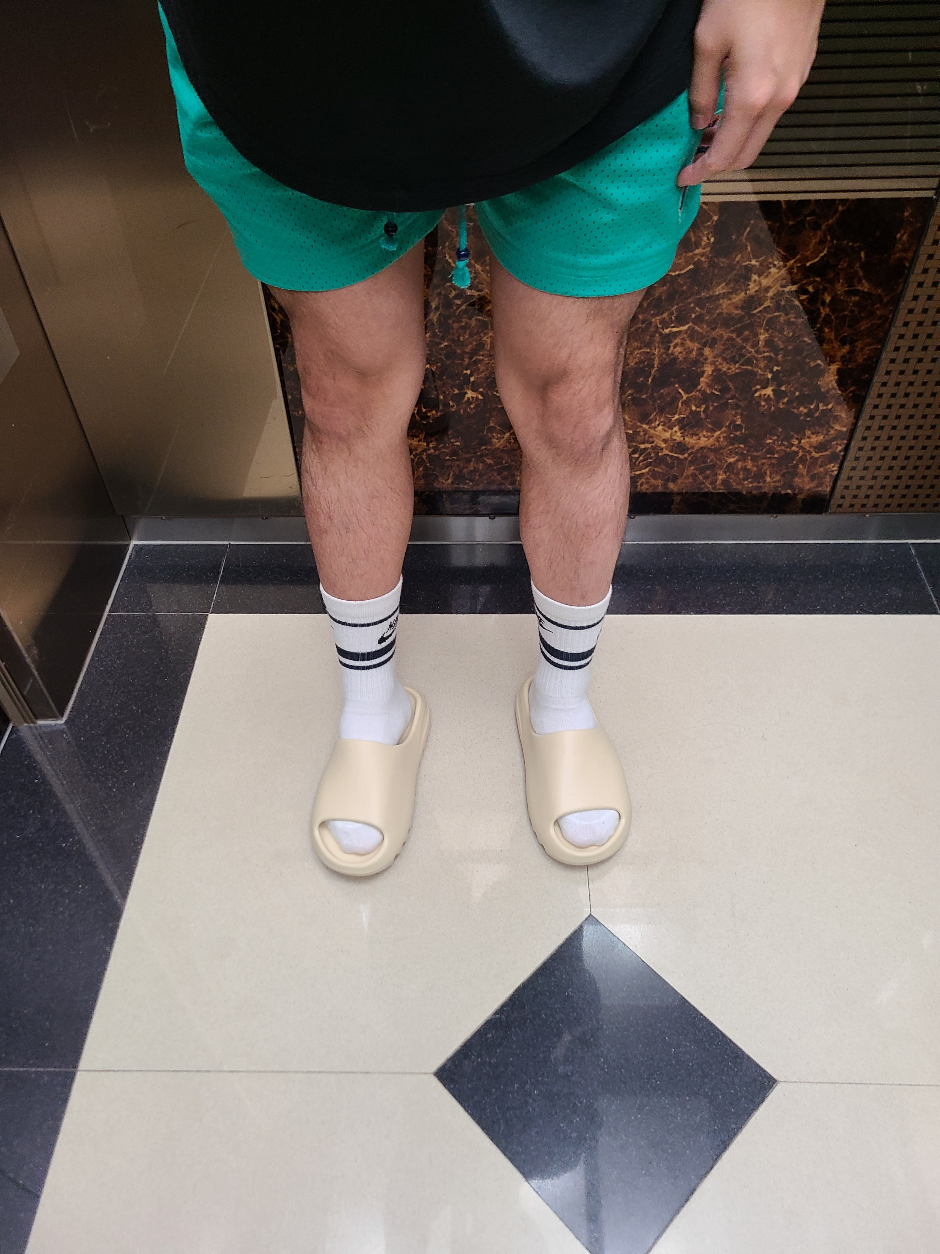 Adidas Yeezy Slide Bone 2022/2023 착용 스타일 - 1