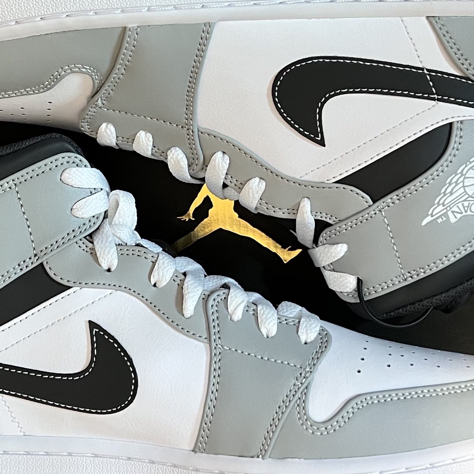 Jordan 1 Mid Light Smoke Grey Anthracite 착용 스타일 - 1