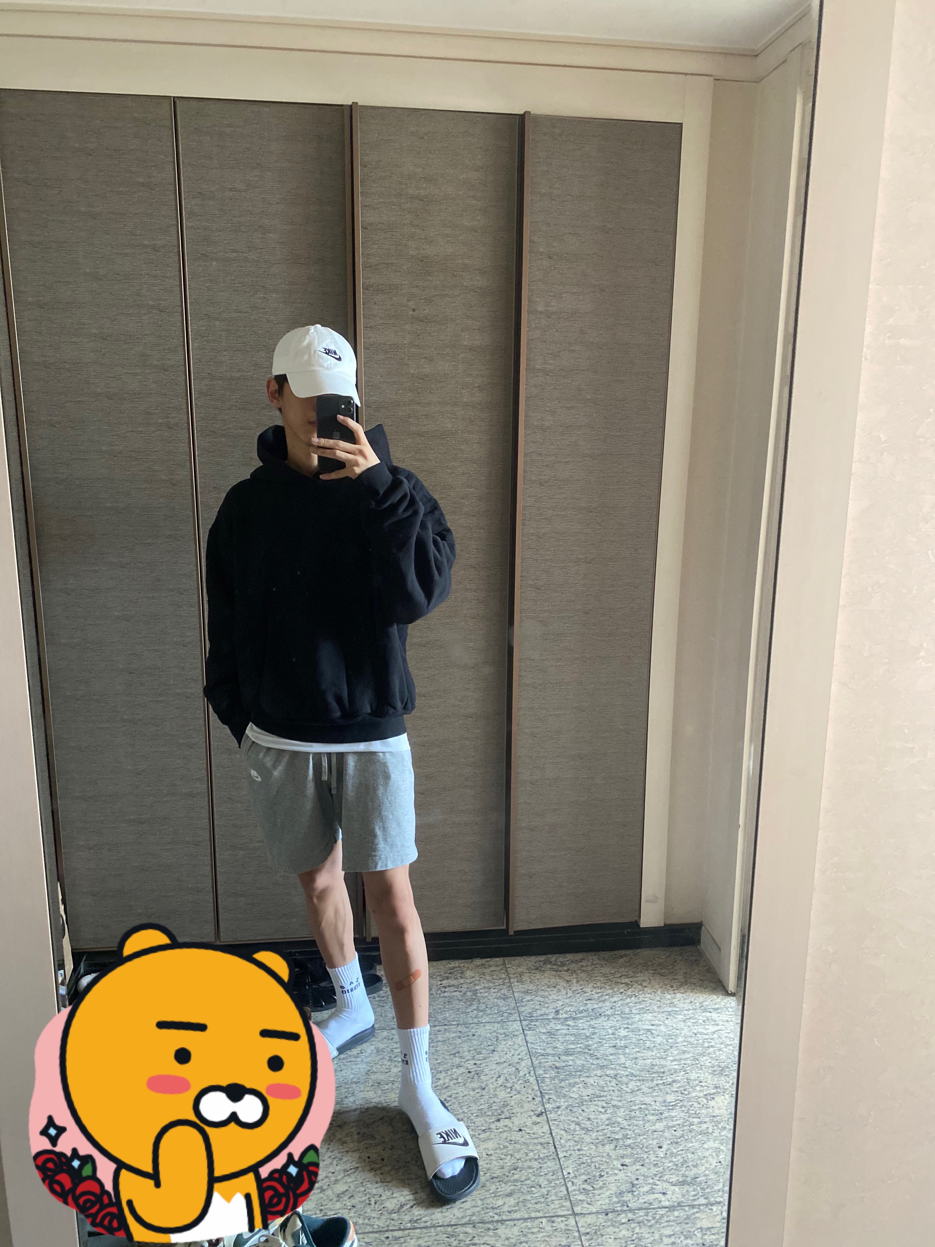 Yeezy Gap Hoodie Black 착용 스타일 - 2