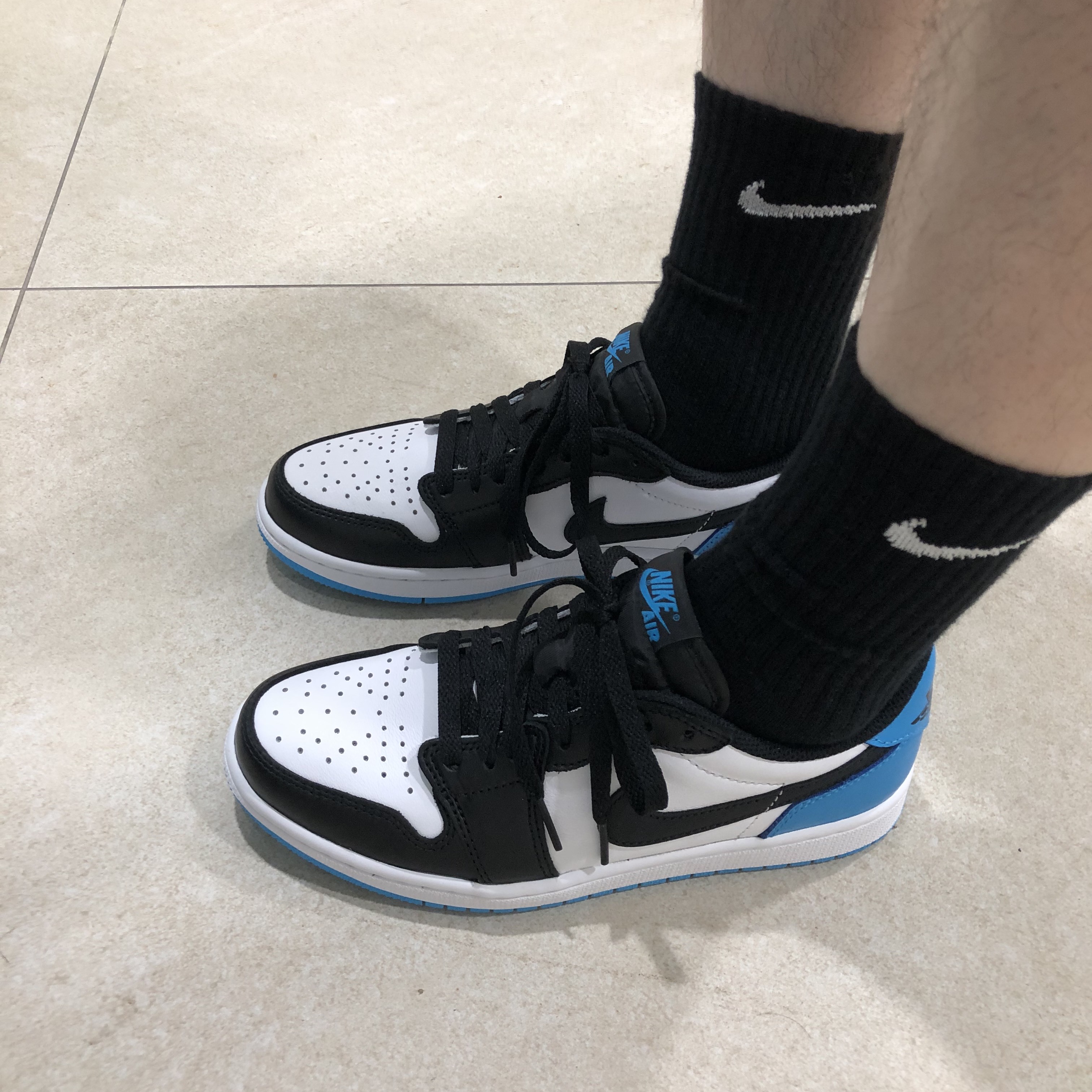 Jordan 1 Retro Low OG Black and Dark Powder Blue 착용 스타일 - 2