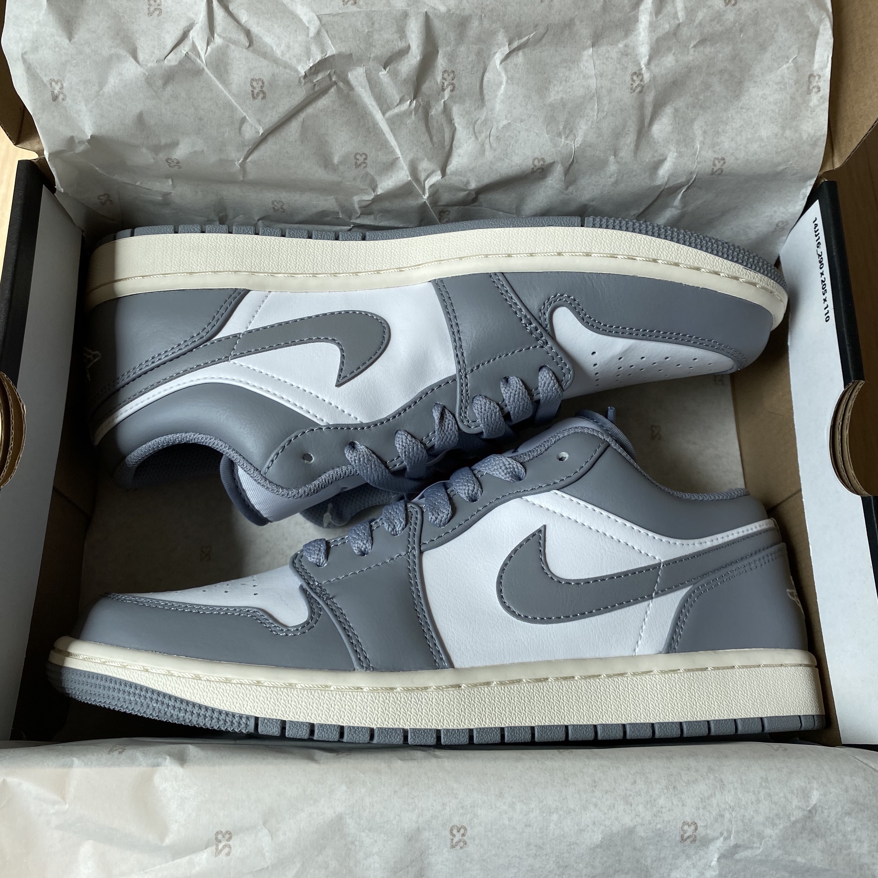 Jordan 1 Low Stealth and White 착용 스타일 - 1
