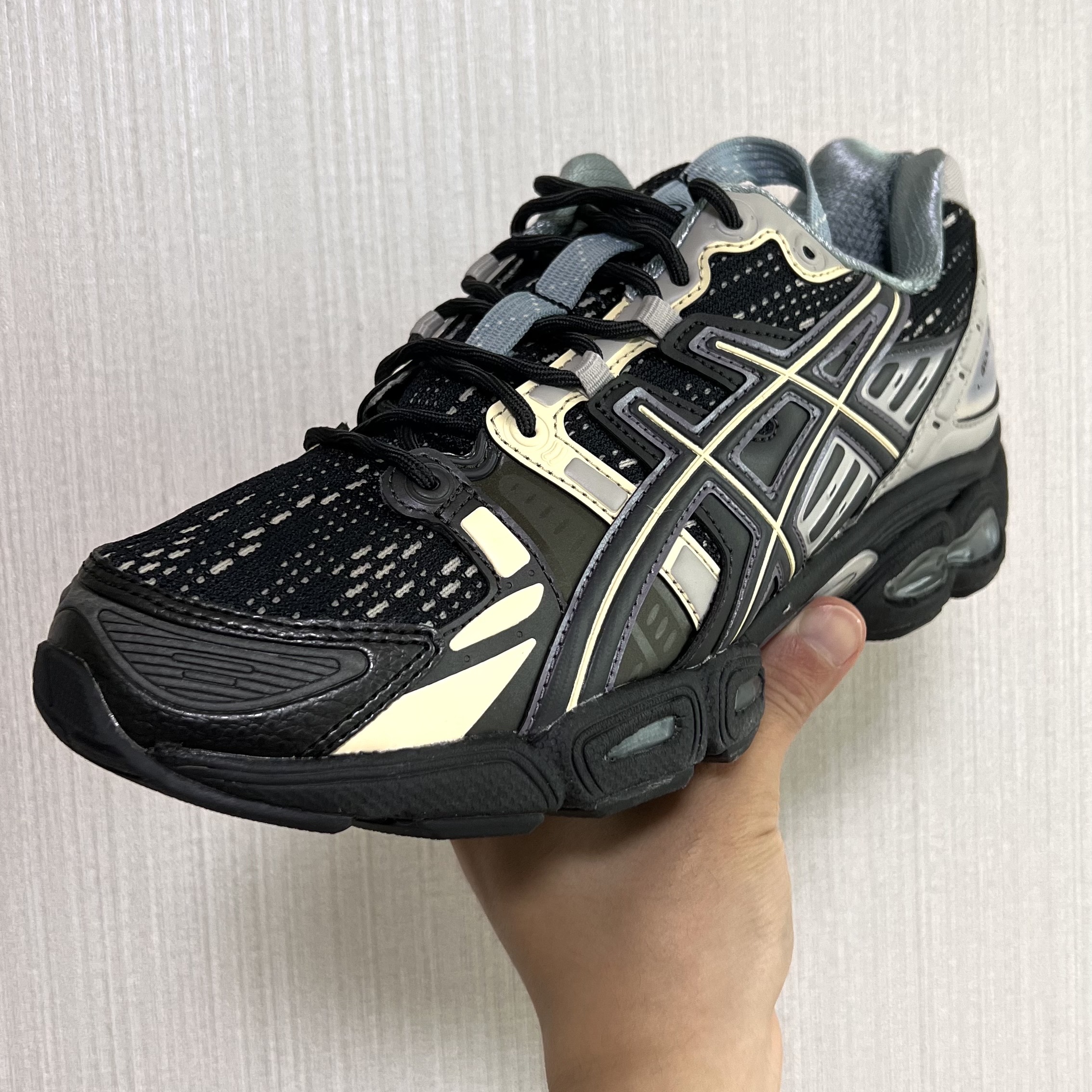 Asics UB5-S Gel-Nimbus 9 Black Gunmetal 착용 스타일 - 2