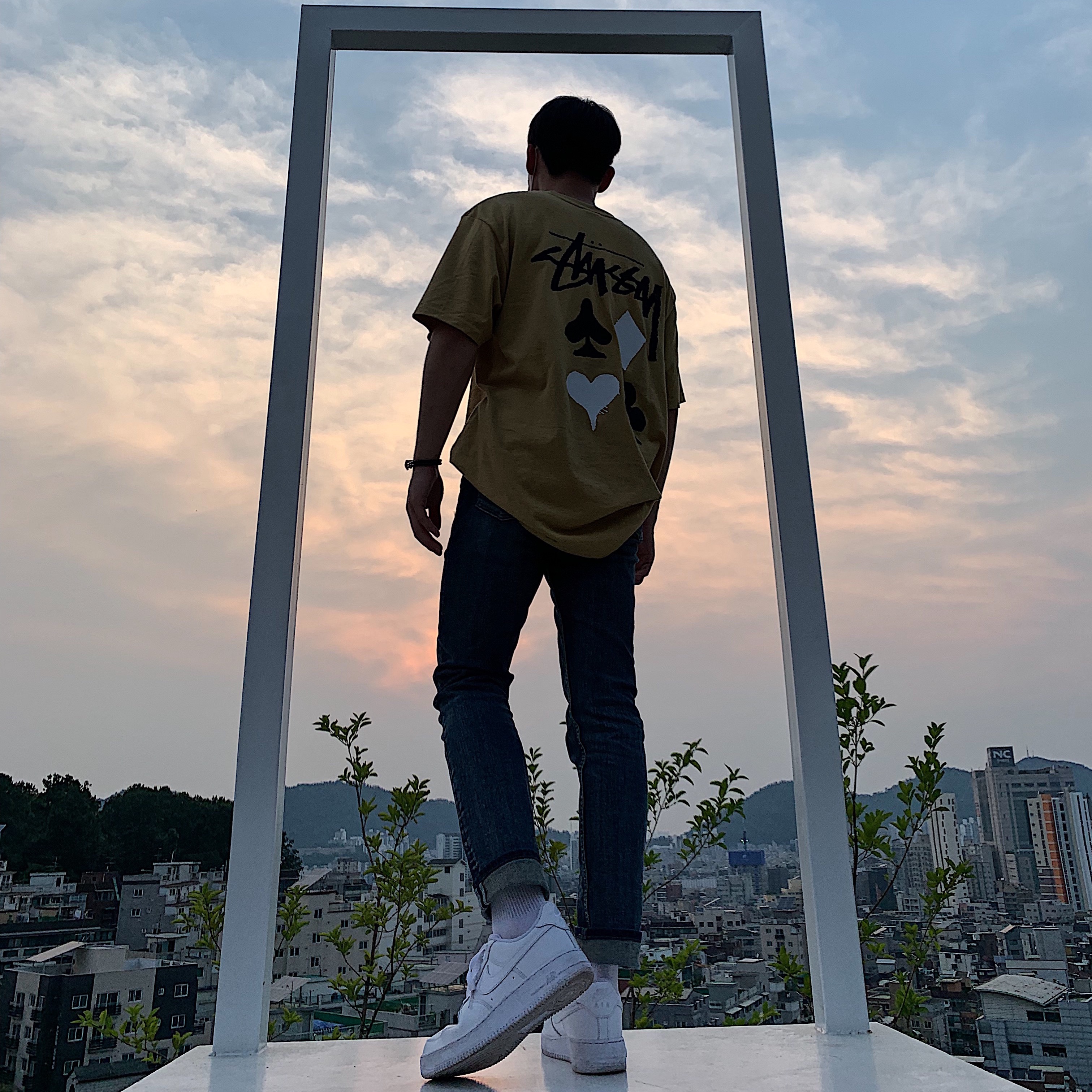 Nike Air Force 1 '07 Low White, Stussy Full Deck 2 T-Shirt Khaki 착용 스타일
