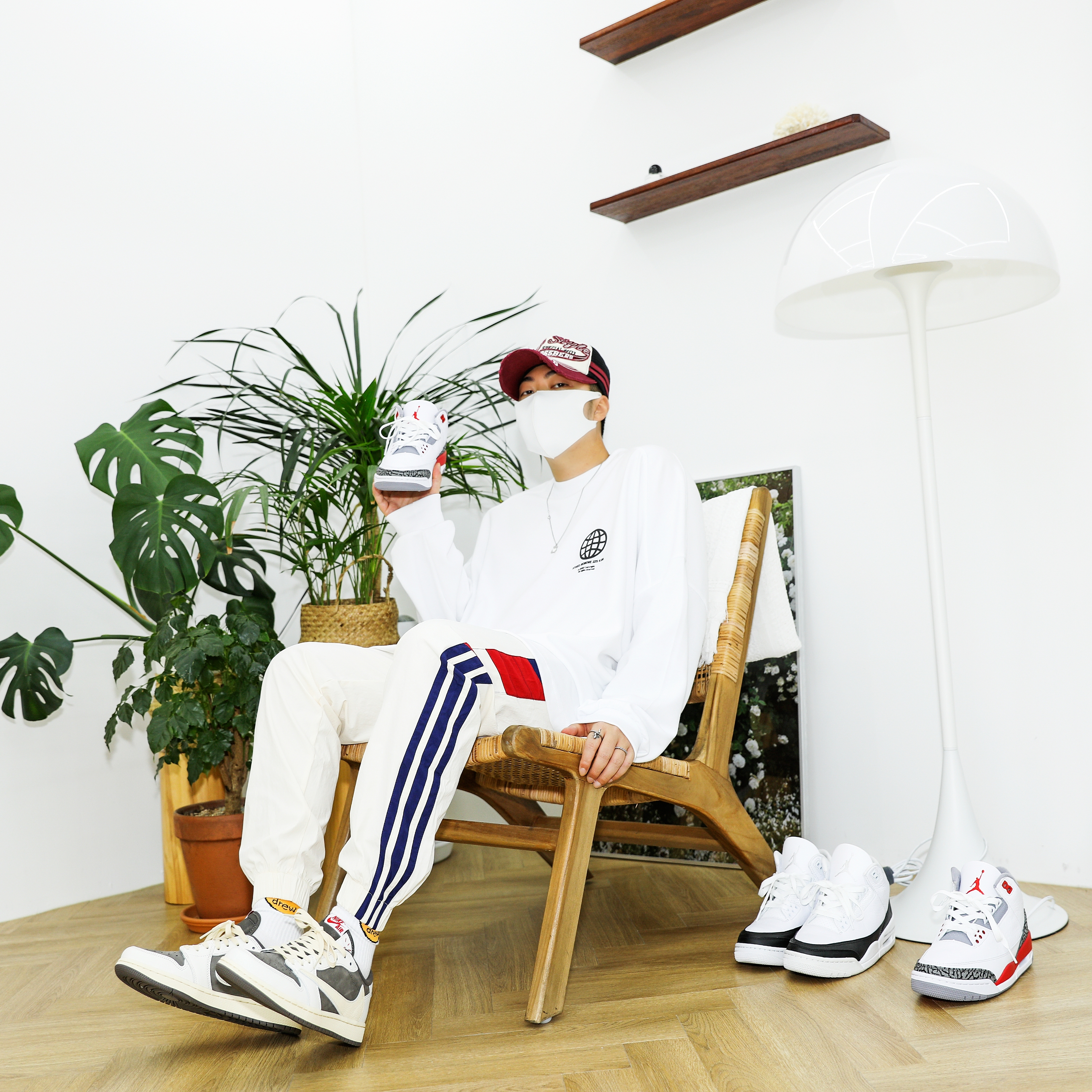 Jordan 1 x Travis Scott Retro Low OG SP Sail and Ridgerock, Jordan 3 x Fragment Retro SP White Black 착용 스타일 - 1