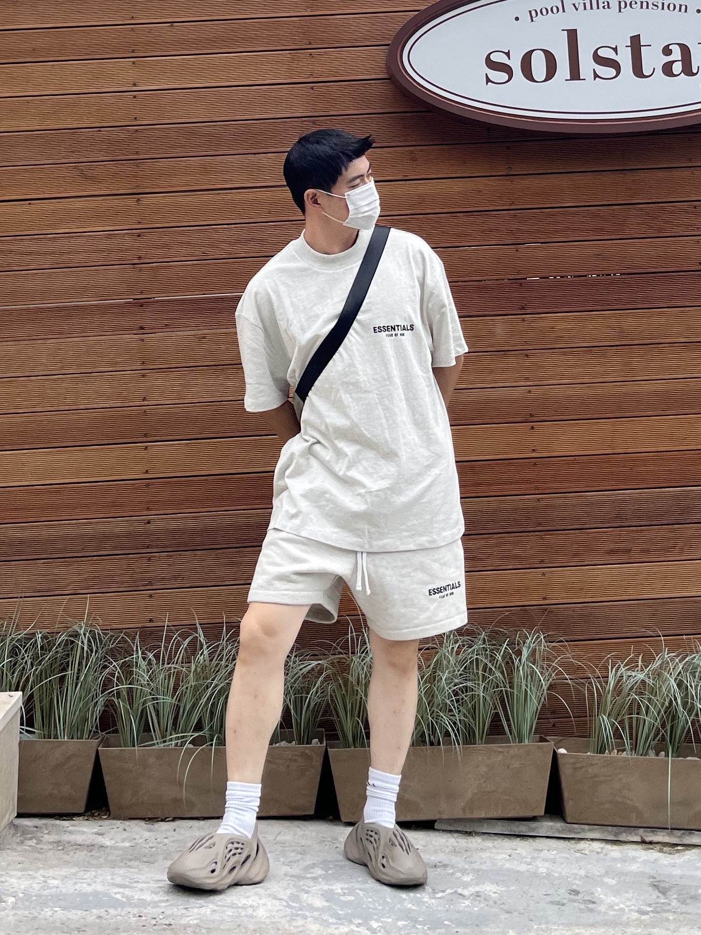 Adidas Yeezy Foam RNNR Stone Sage, Essentials The Core Collection T-Shirt Light Oatmeal 착용 스타일