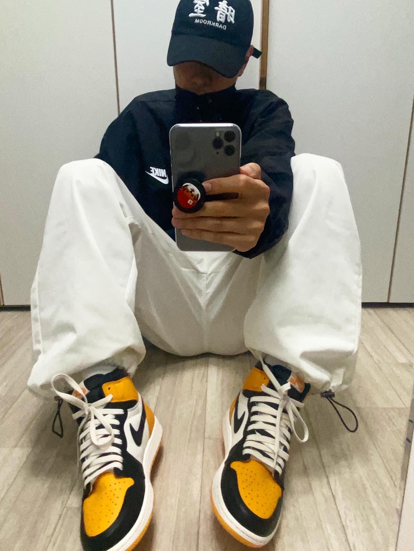 Darkr8m Studio White Logo Cap, Jordan 1 Retro High OG Taxi 착용 스타일 - 1