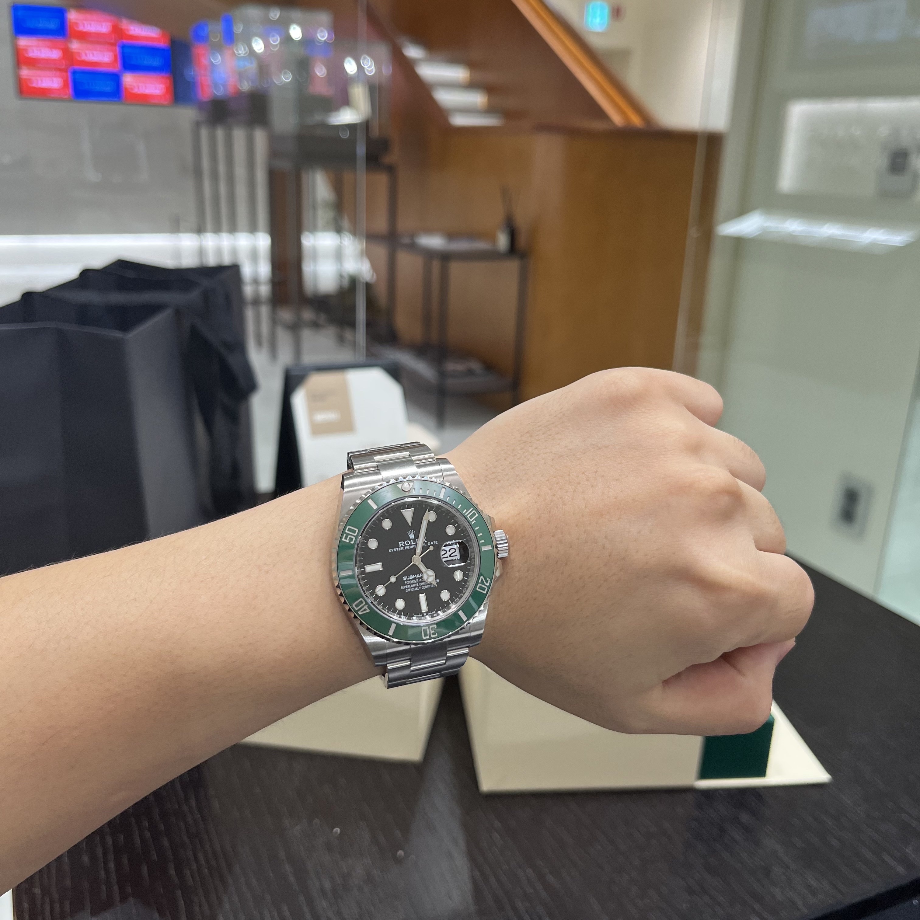 Rolex Submariner Date 41mm 126610LV Black Oyster 착용 스타일 - 3