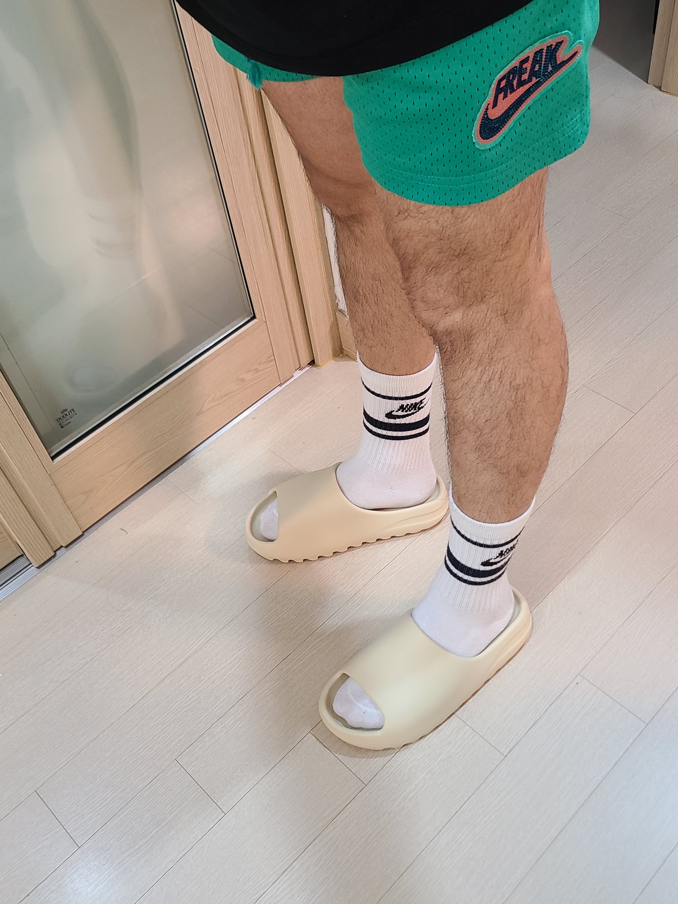 Adidas Yeezy Slide Bone 2022/2023 착용 스타일 - 3