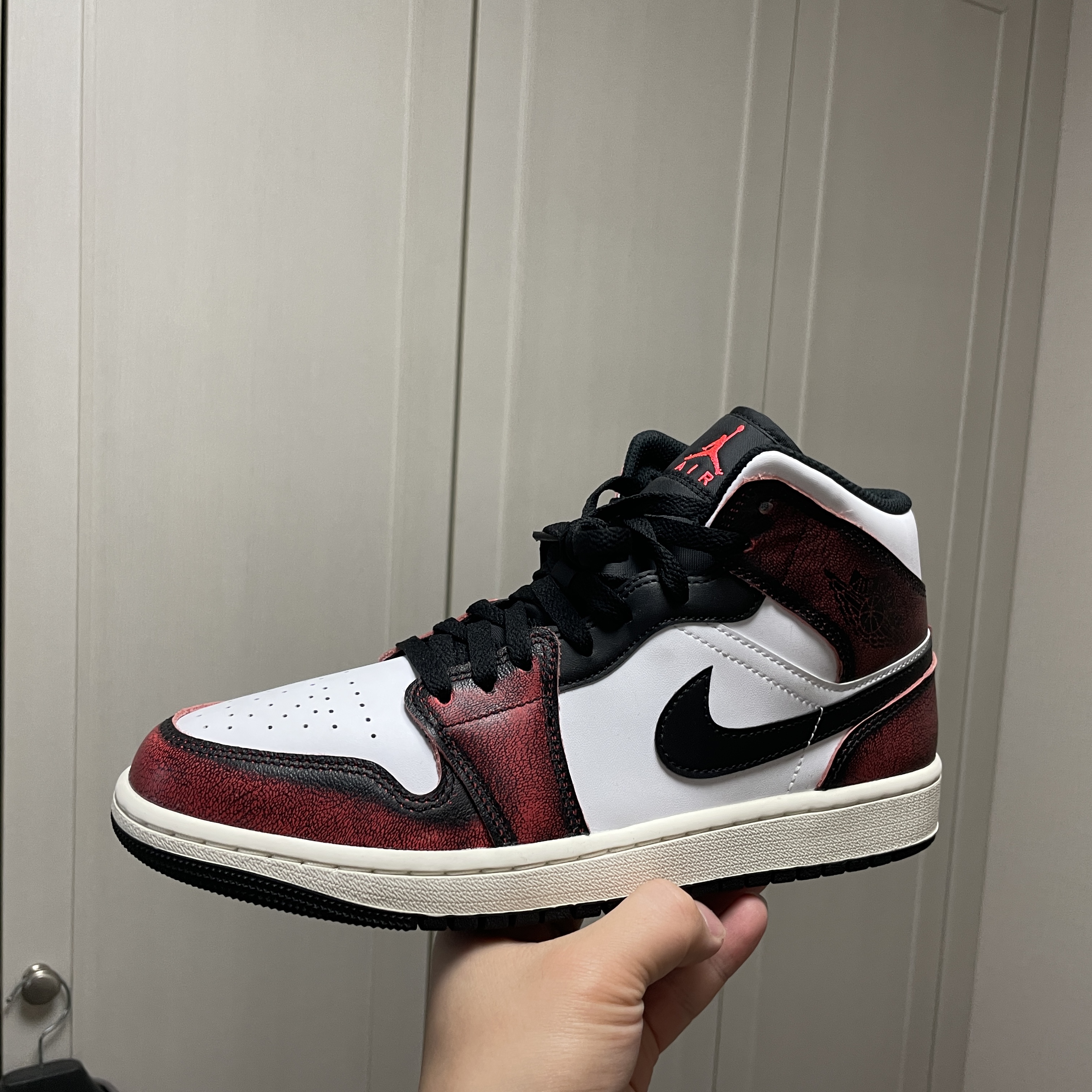Jordan 1 Mid SE Infrared 23 착용 스타일 - 1
