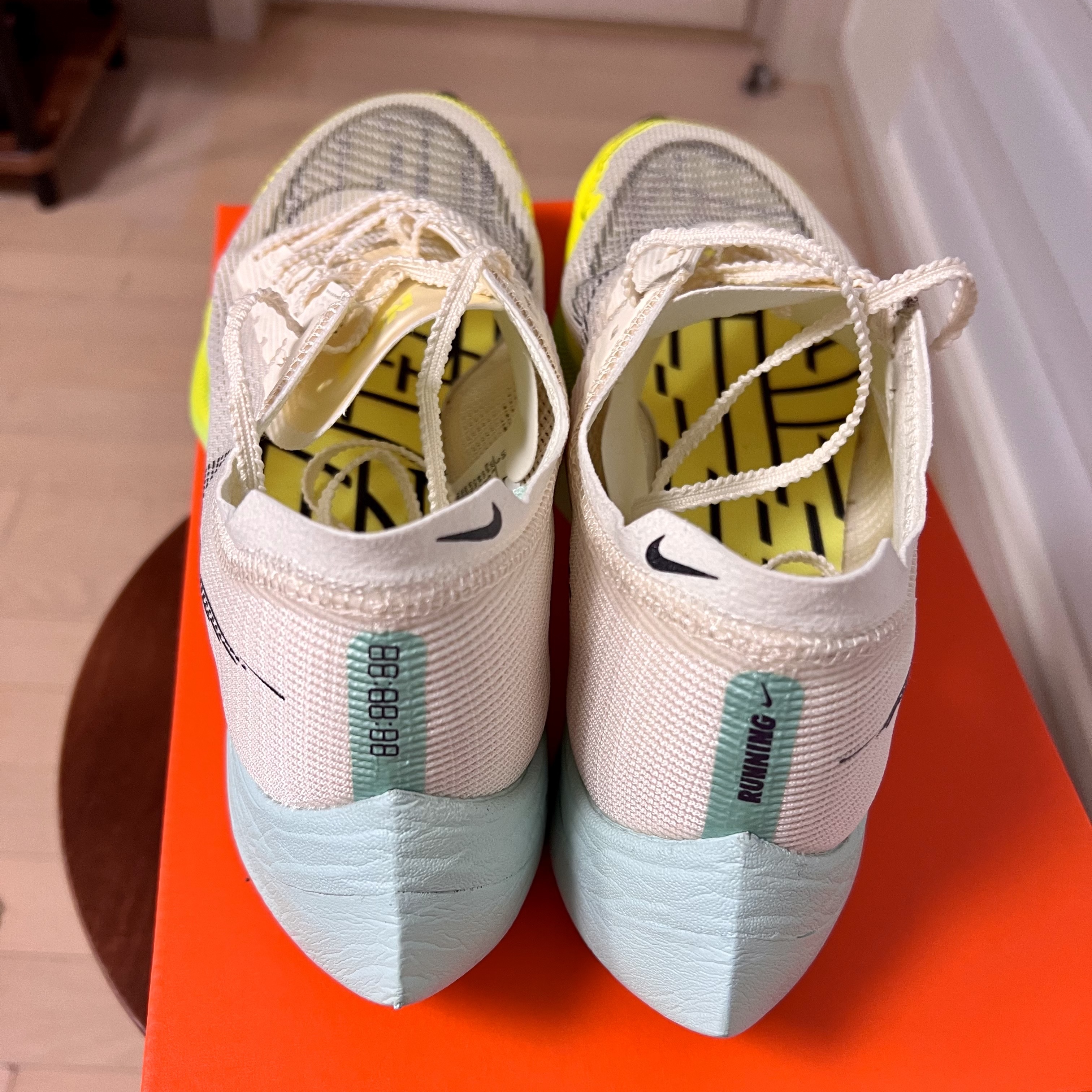 Nike ZoomX Vaporfly Next% 2 Coconut Milk Ghost Green 착용 스타일 - 3
