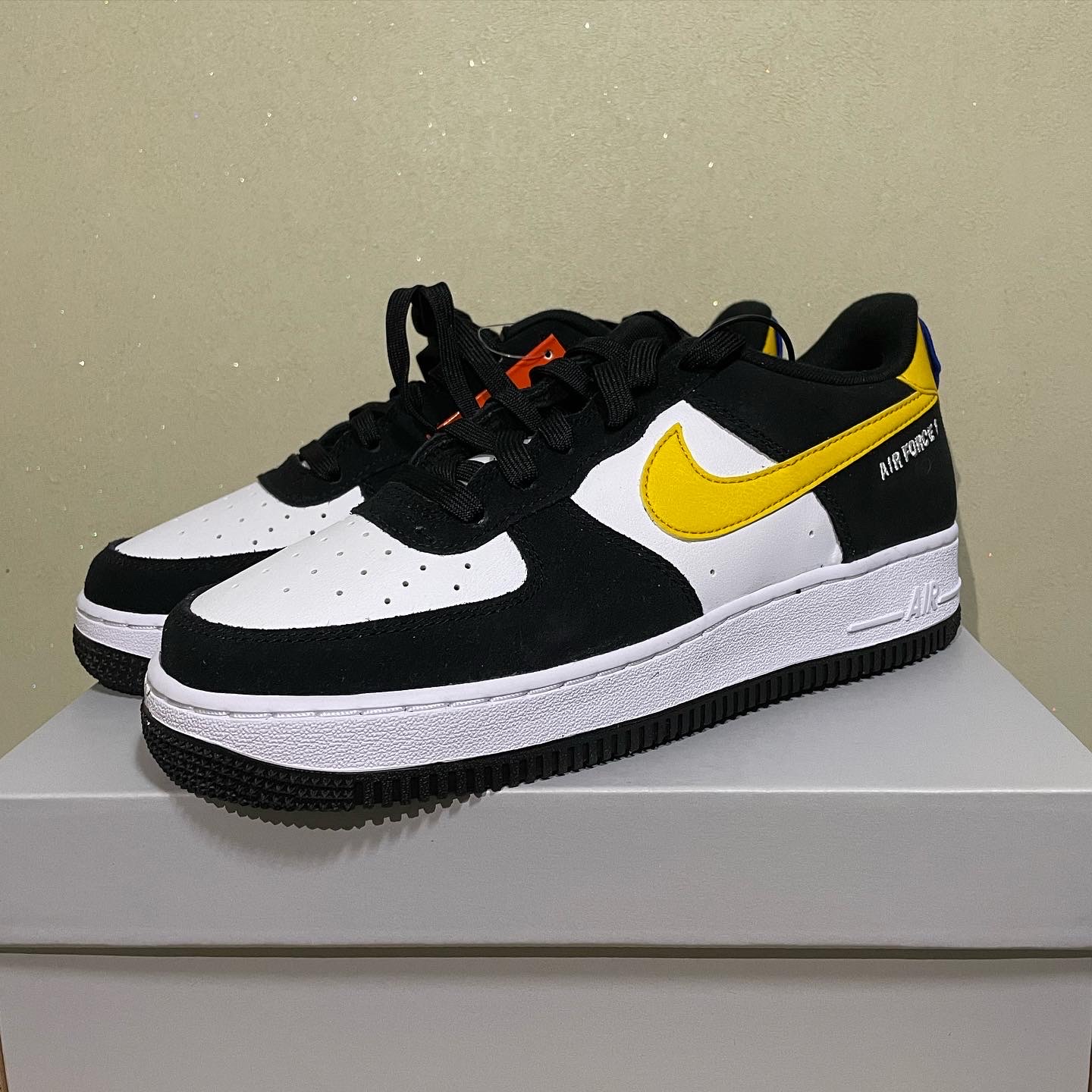 Nike Air Force 1 '07 LV8 Athletic Club Black Dark Sulfur 착용 스타일 - 1