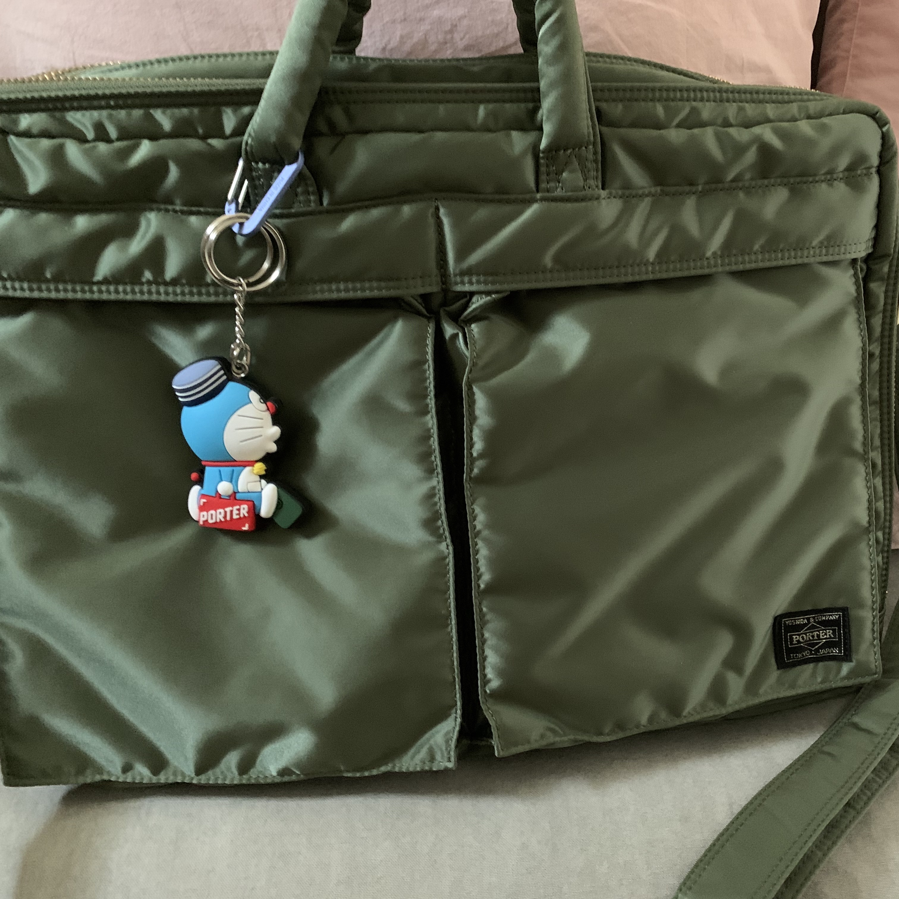 Porter x Doraemon Keyring Side Red 착용 스타일