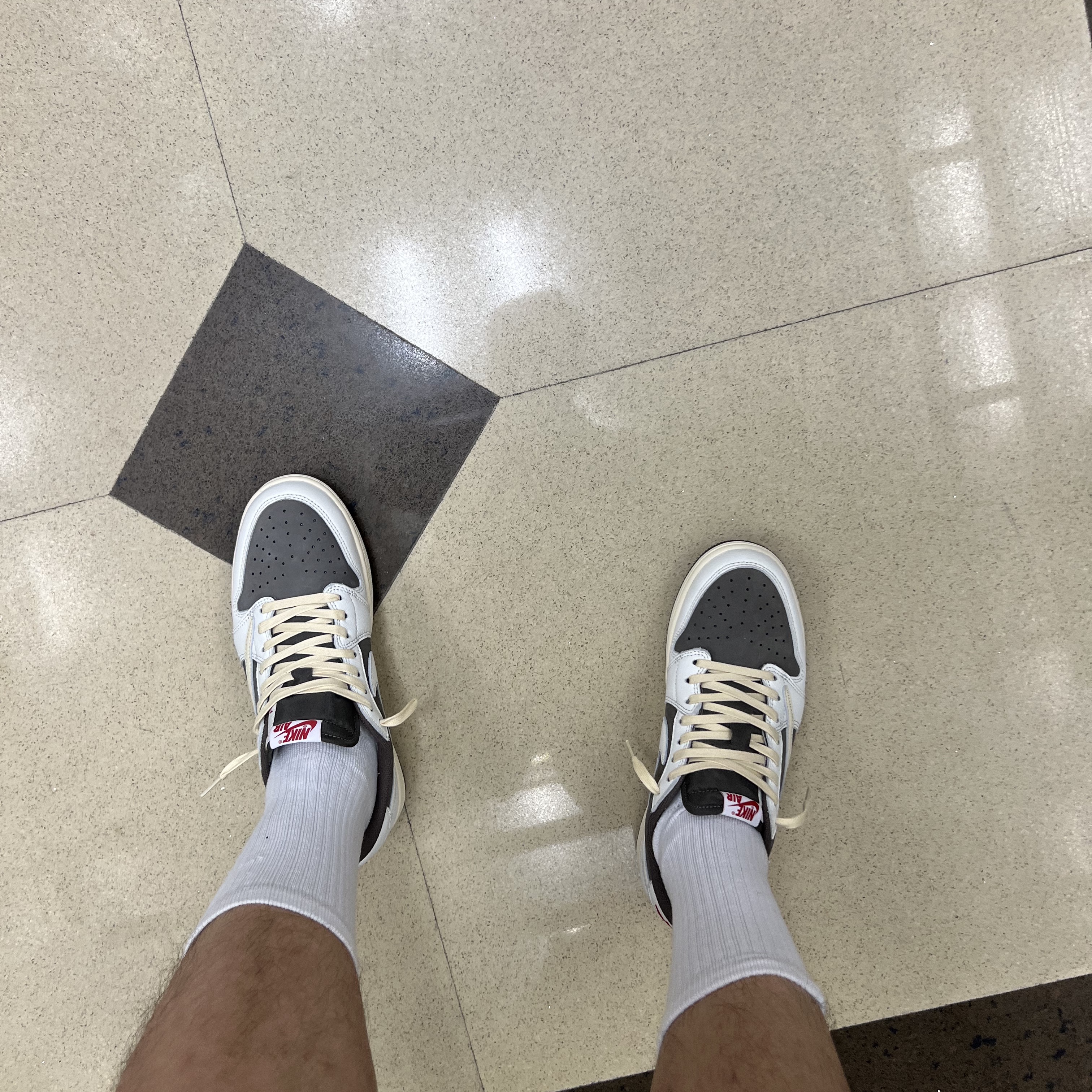 Jordan 1 x Travis Scott Retro Low OG SP Sail and Ridgerock, Essentials Short Sleeve Polo Taupe - 21SS 착용 스타일 - 1