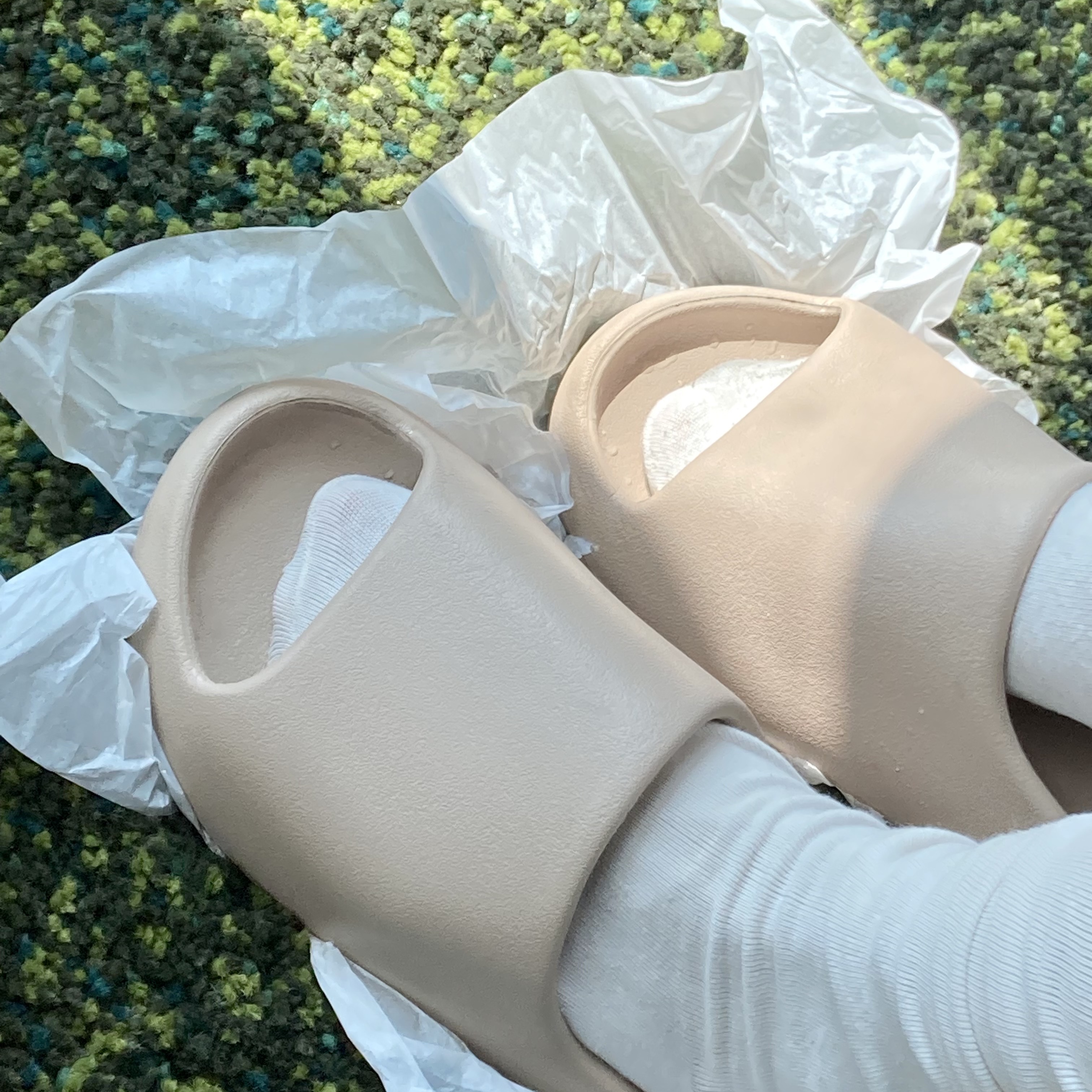 Adidas Yeezy Slide Pure - Re-Release Ver. 착용 스타일 - 2