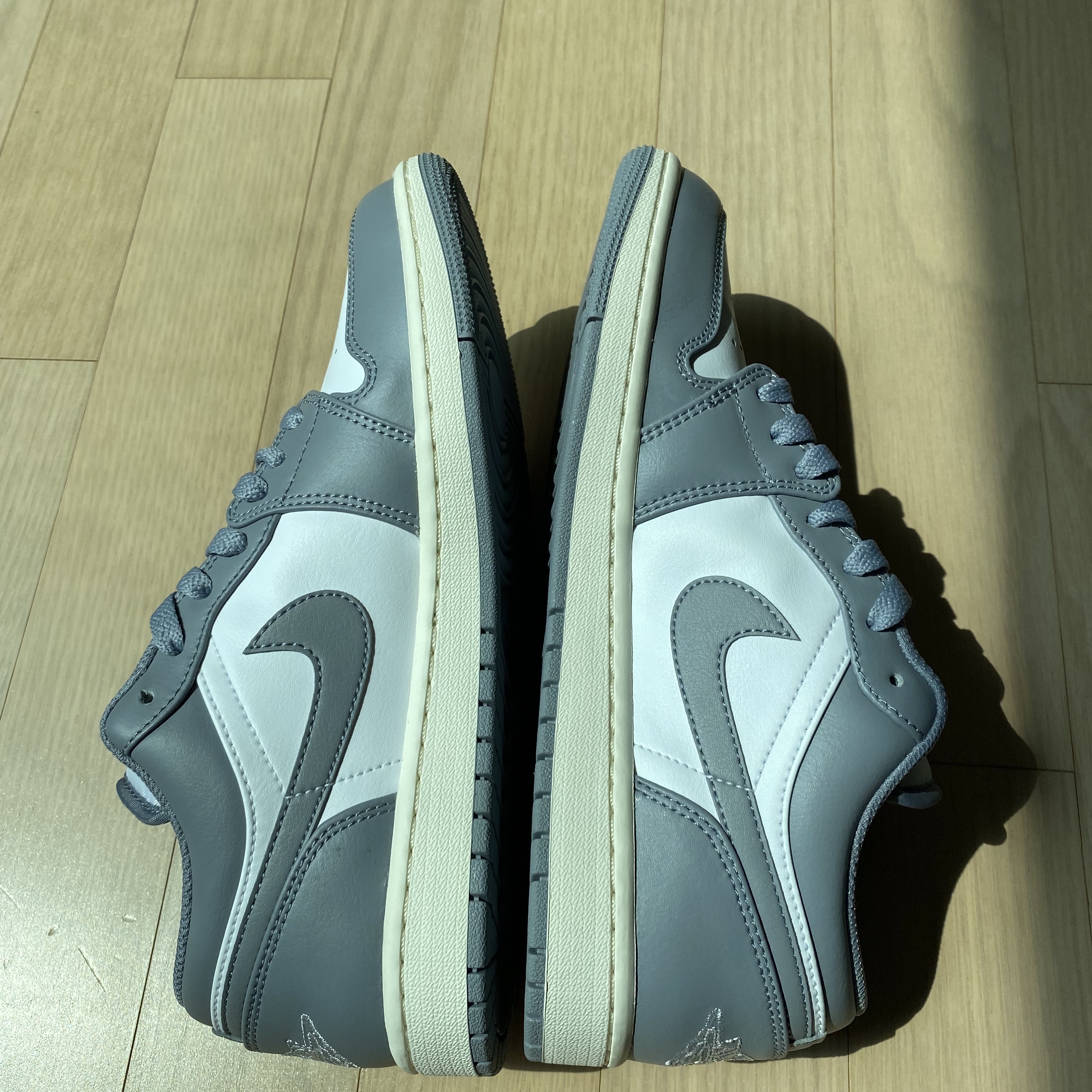 Jordan 1 Low Stealth and White 착용 스타일 - 4