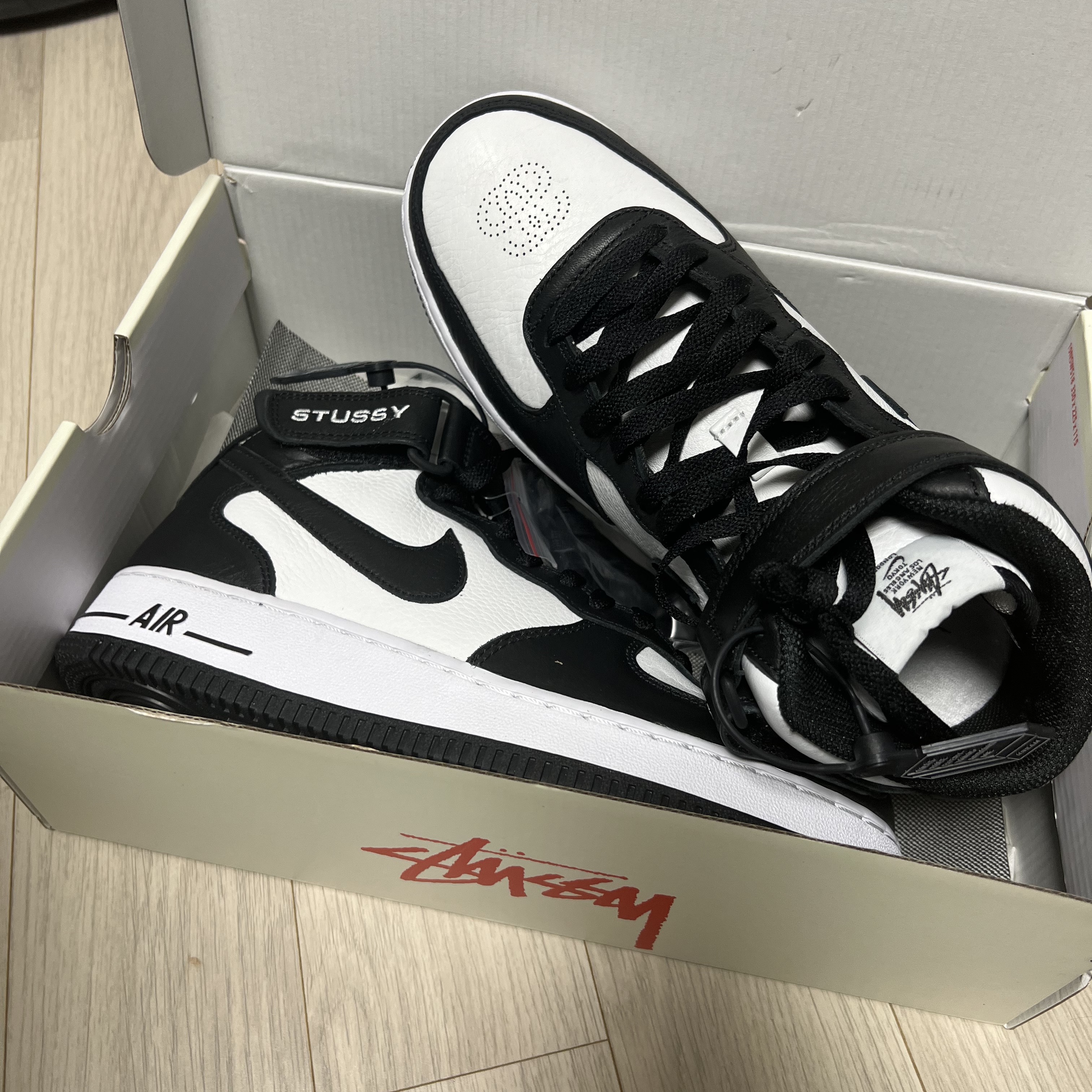 Nike x Stussy Air Force 1 '07 Mid SP Black and Light Bone 착용 스타일