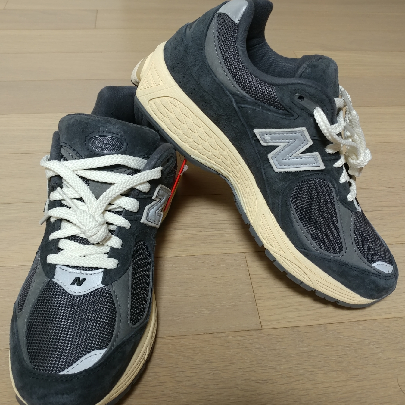 New Balance 2002R Special Vintage Black Grey 착용 스타일 - 2
