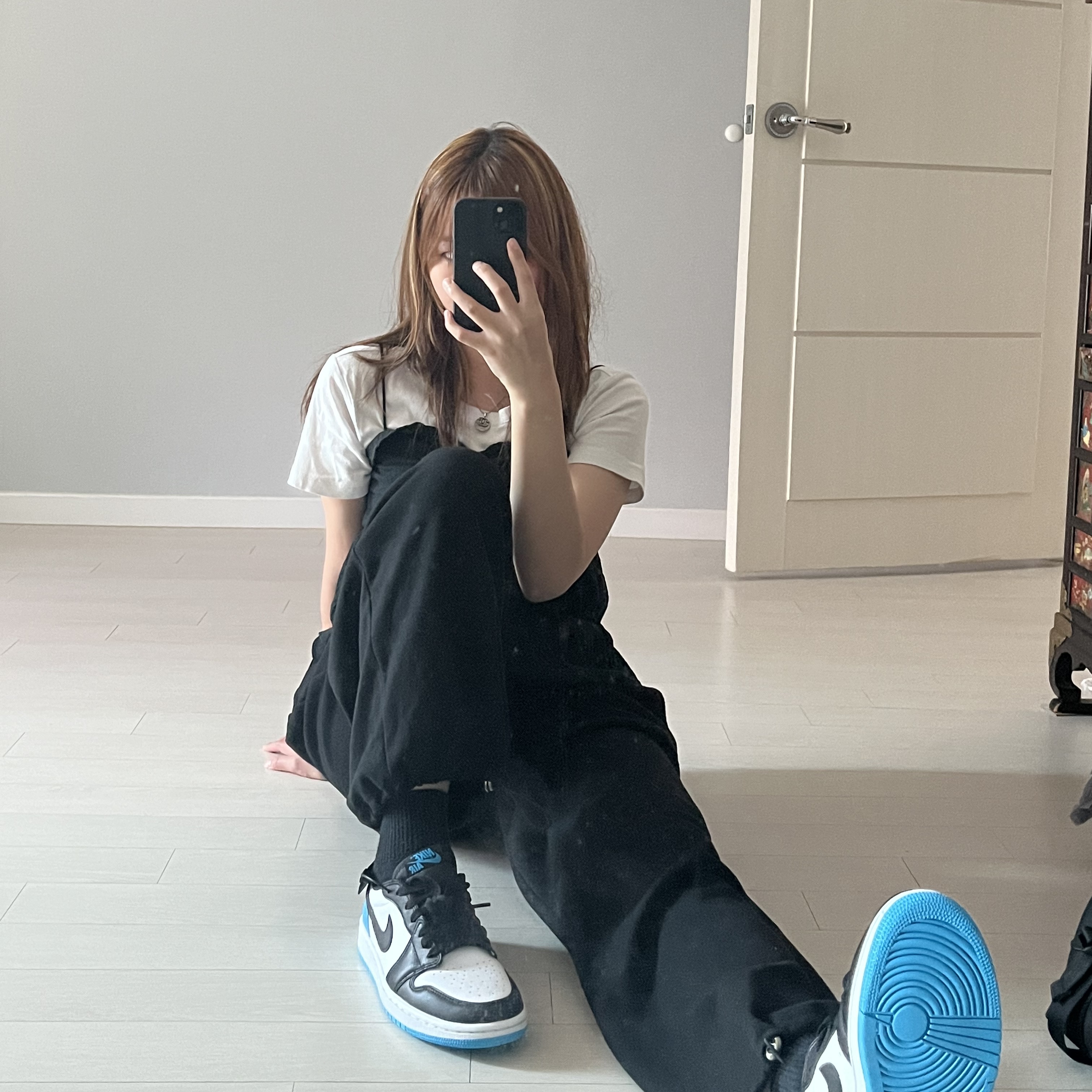 (W) Jordan 1 Retro Low OG Black and Dark Powder Blue 착용 스타일 - 1