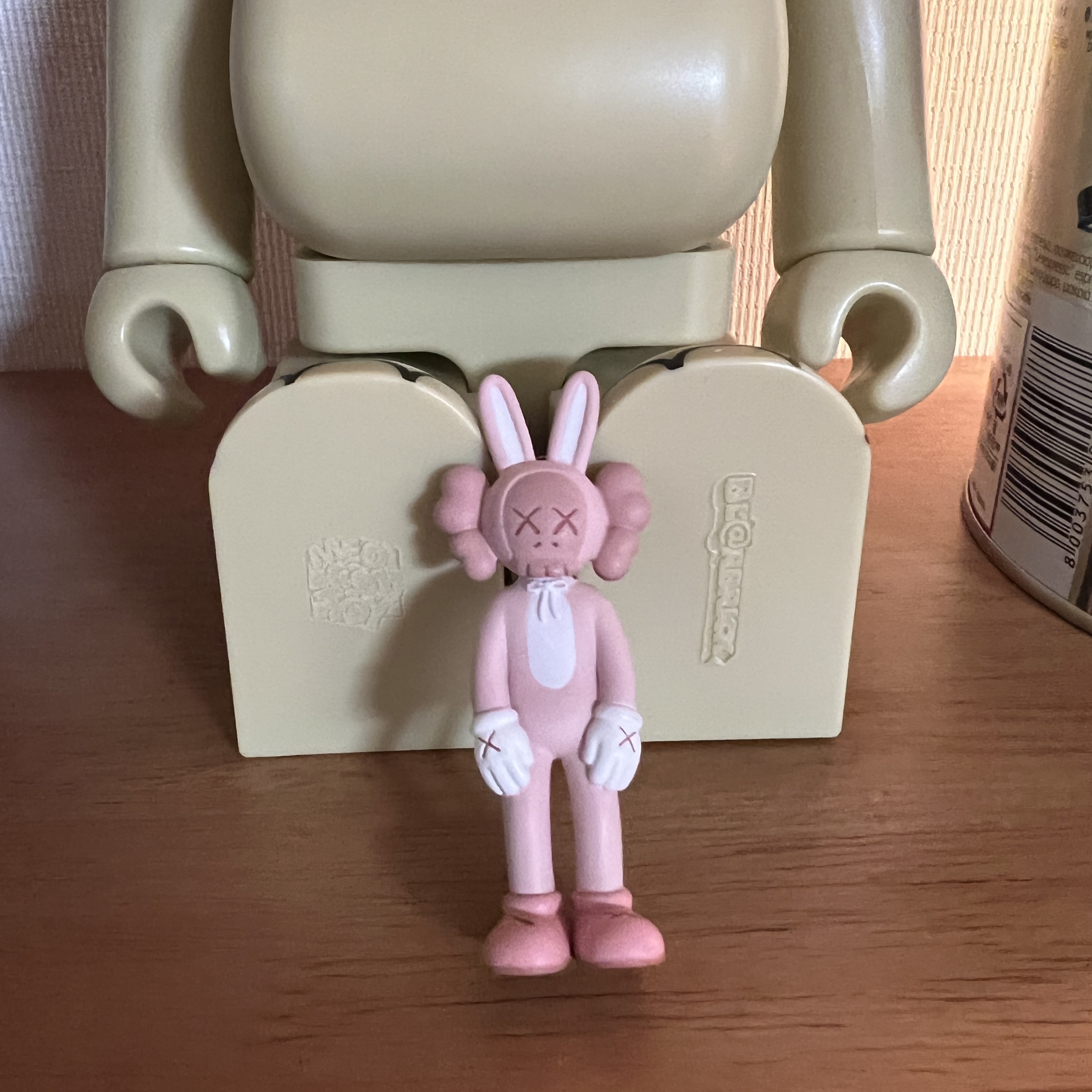 Kaws Tokyo First Accomplice Keychain Pink 착용 스타일 - 2