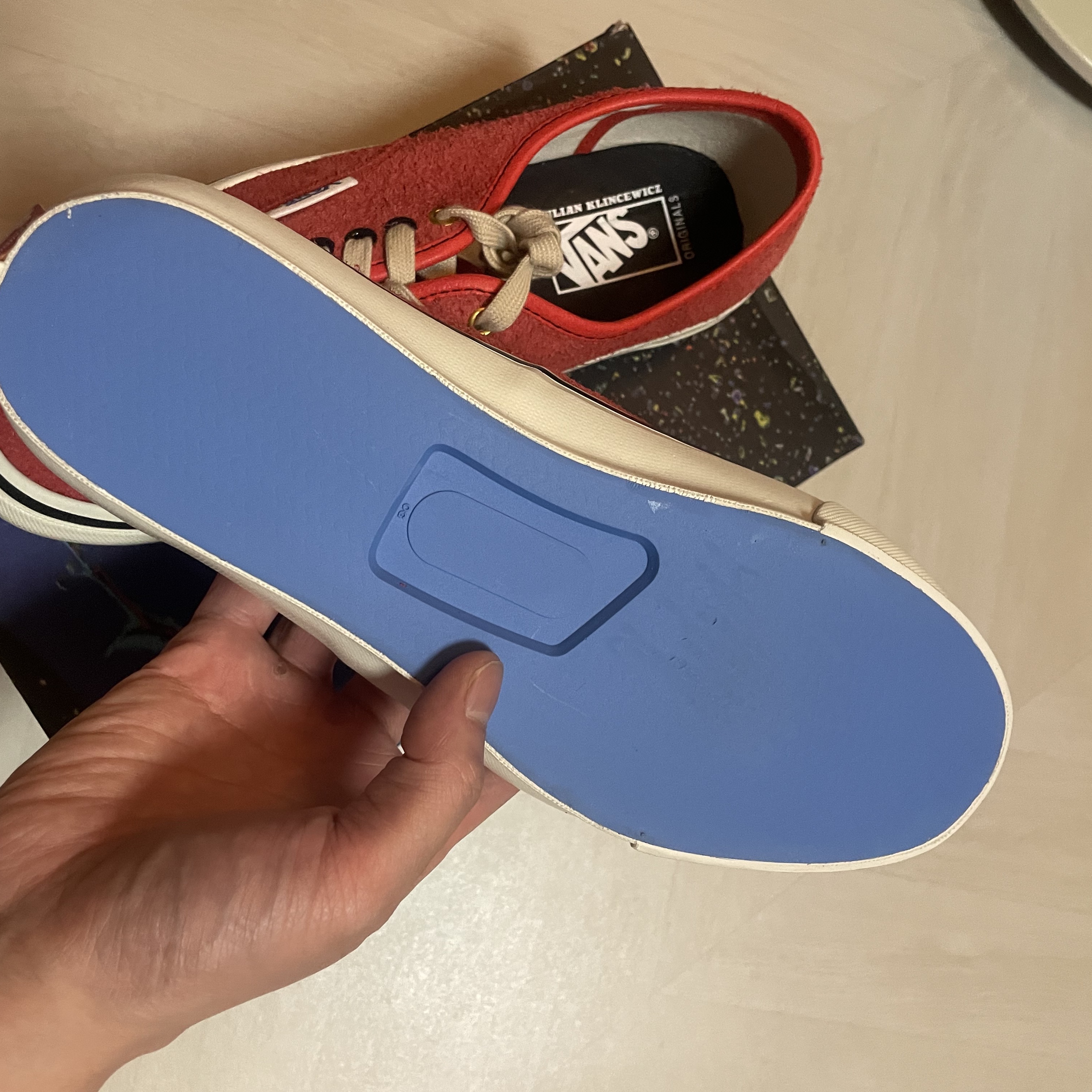 Vans Vault x Julian Klincewicz OG Authentic SP LX Hairy Suede Cherry Tomato 착용 스타일 - 3