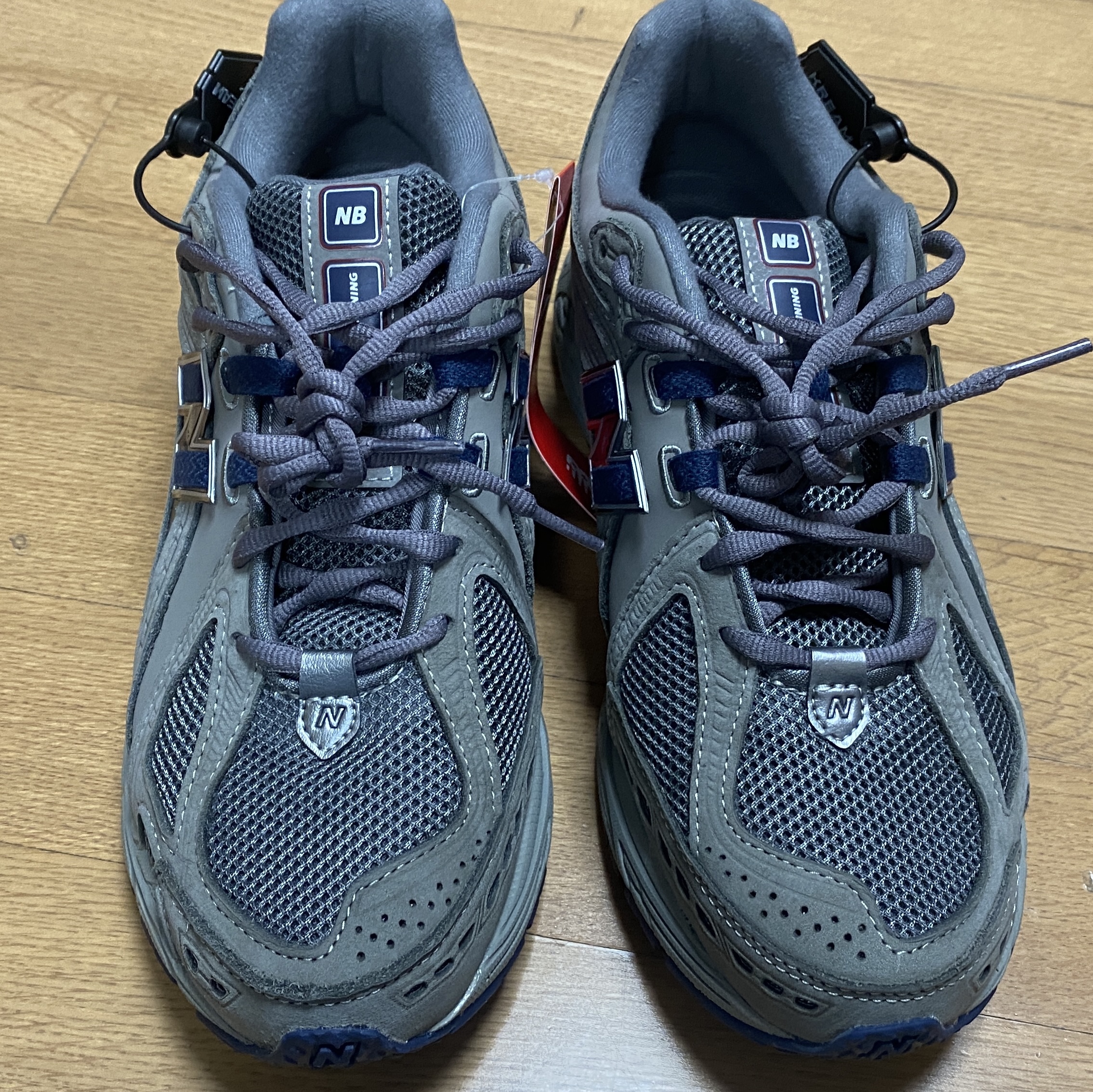 New Balance 1906R Charcoal Grey 착용 스타일 - 4