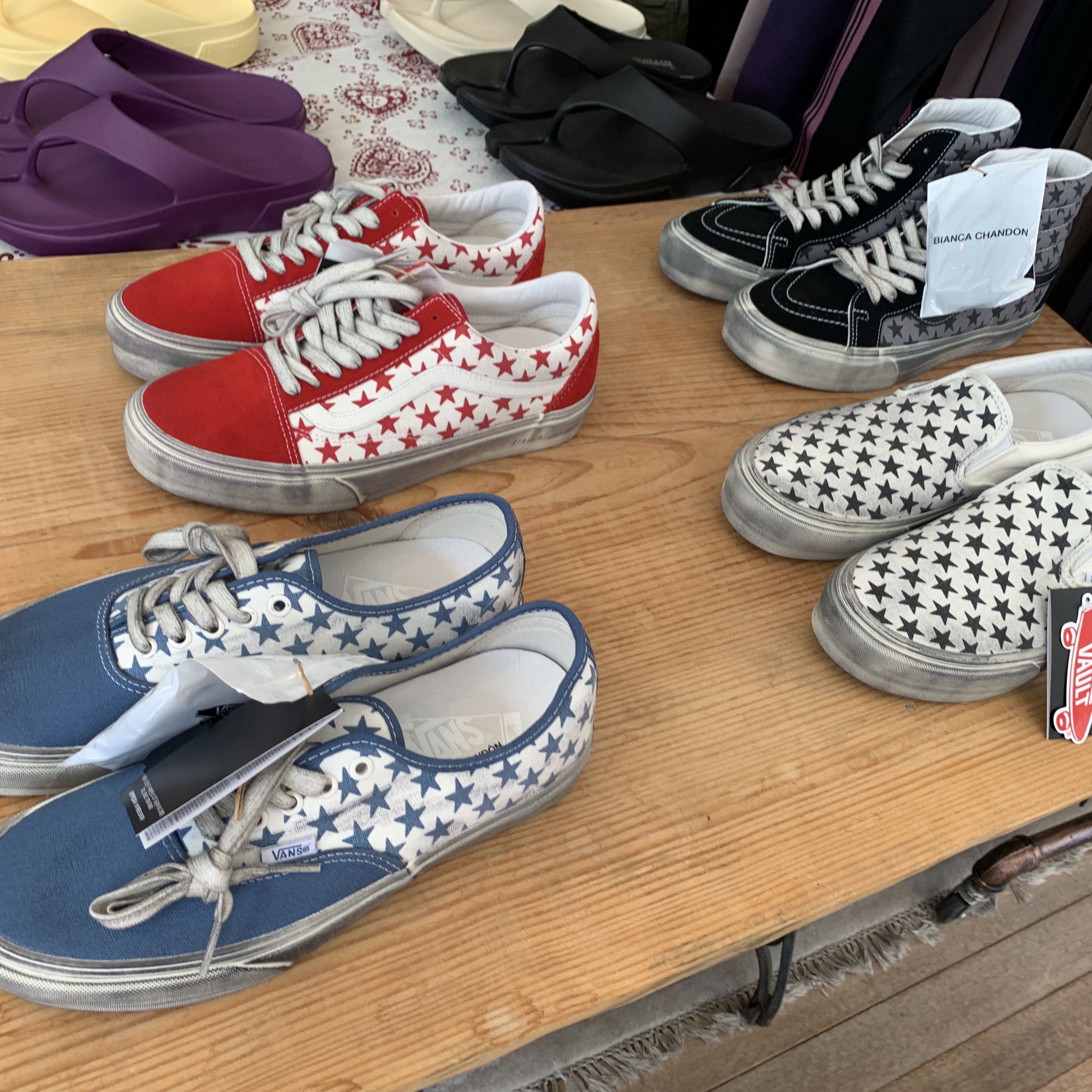 Vans Vault x Bianca Chandon Classic Slip-On LX Stressed Black White, Vans Vault x Bianca Chandon Authentic LX Stressed Navy White 착용 스타일 - 2