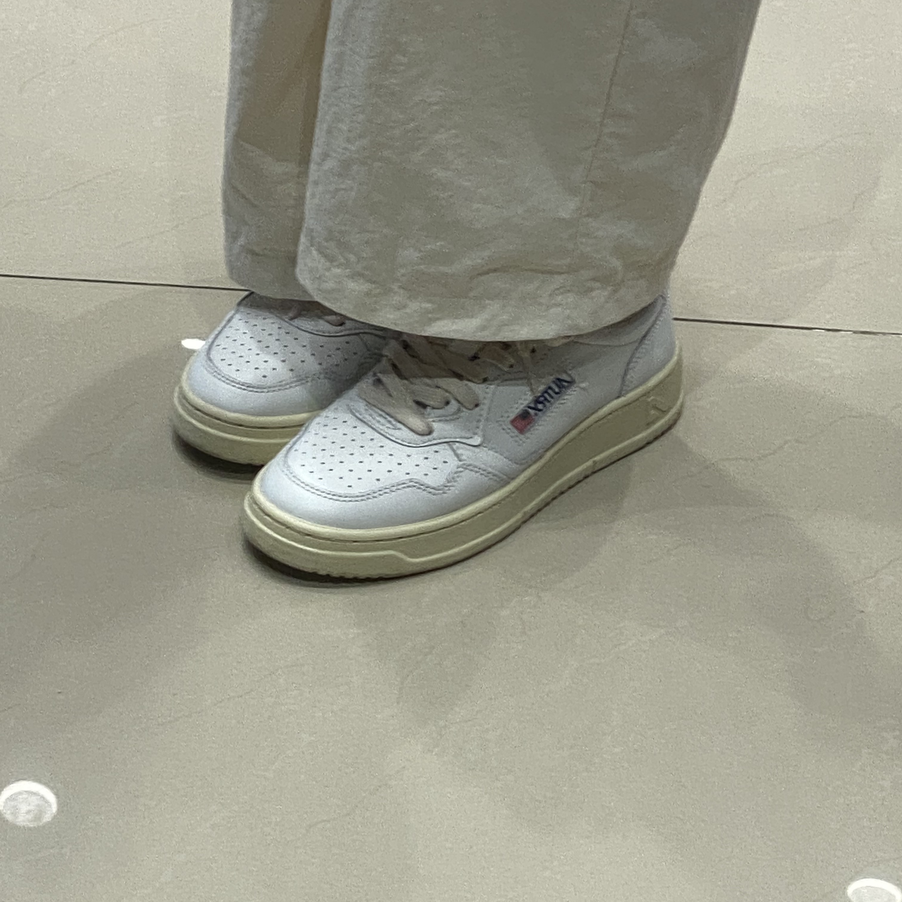 (W) Autry Medalist Low Leather Sneakers White 착용 스타일 - 2