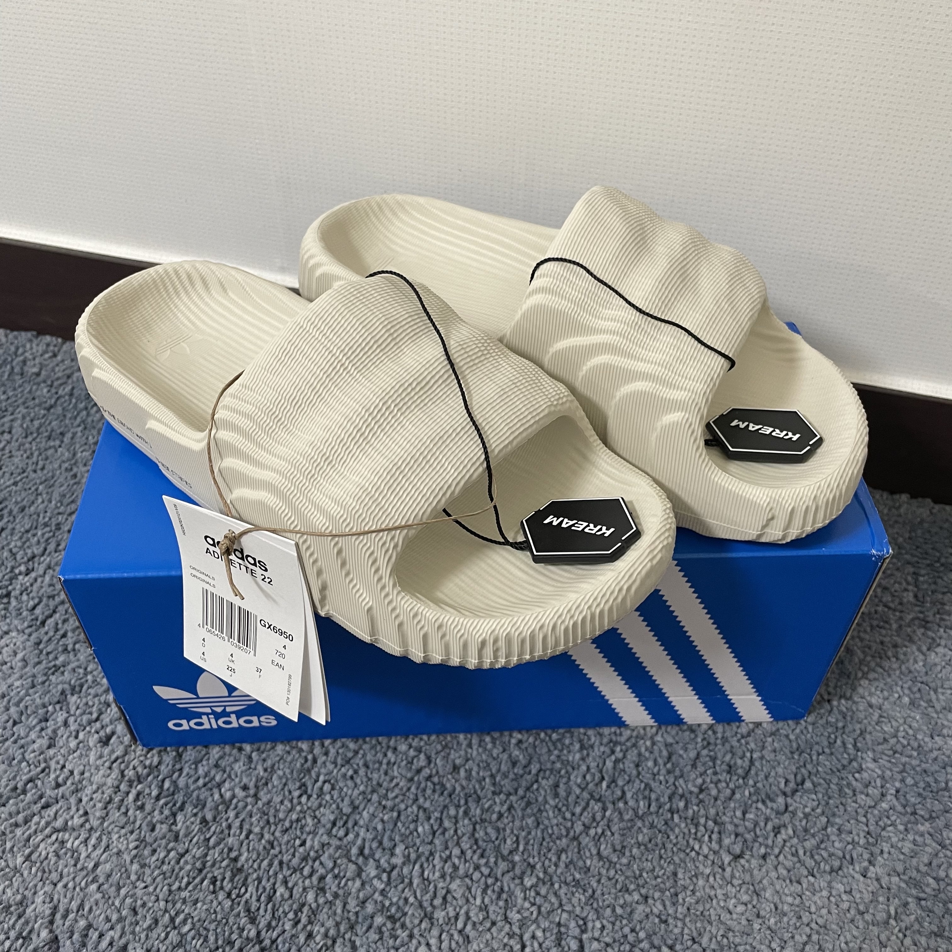 Adidas Adilette 22 Aluminium 착용 스타일