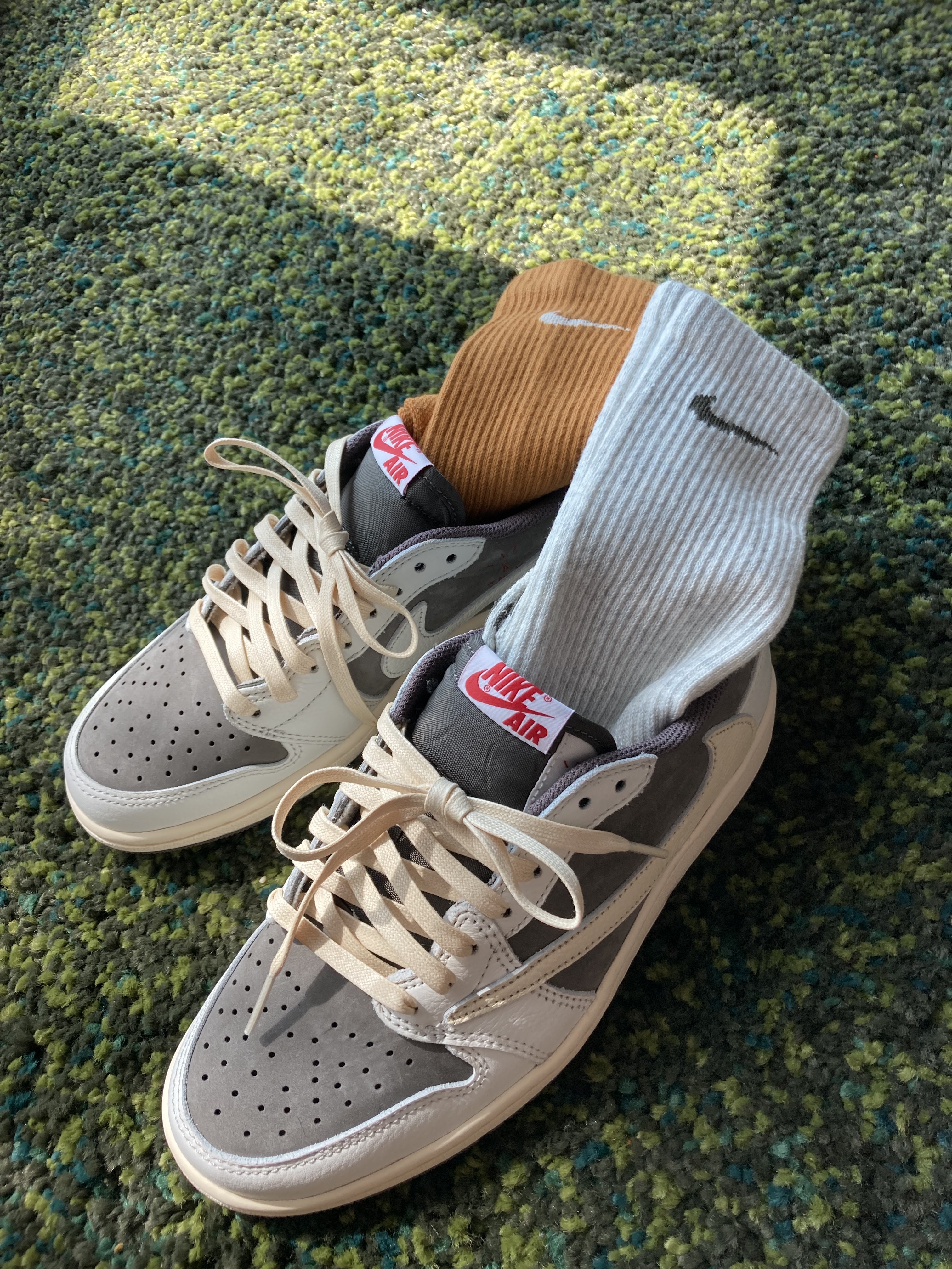 Jordan 1 x Travis Scott Retro Low OG SP Sail and Ridgerock 착용 스타일 - 3