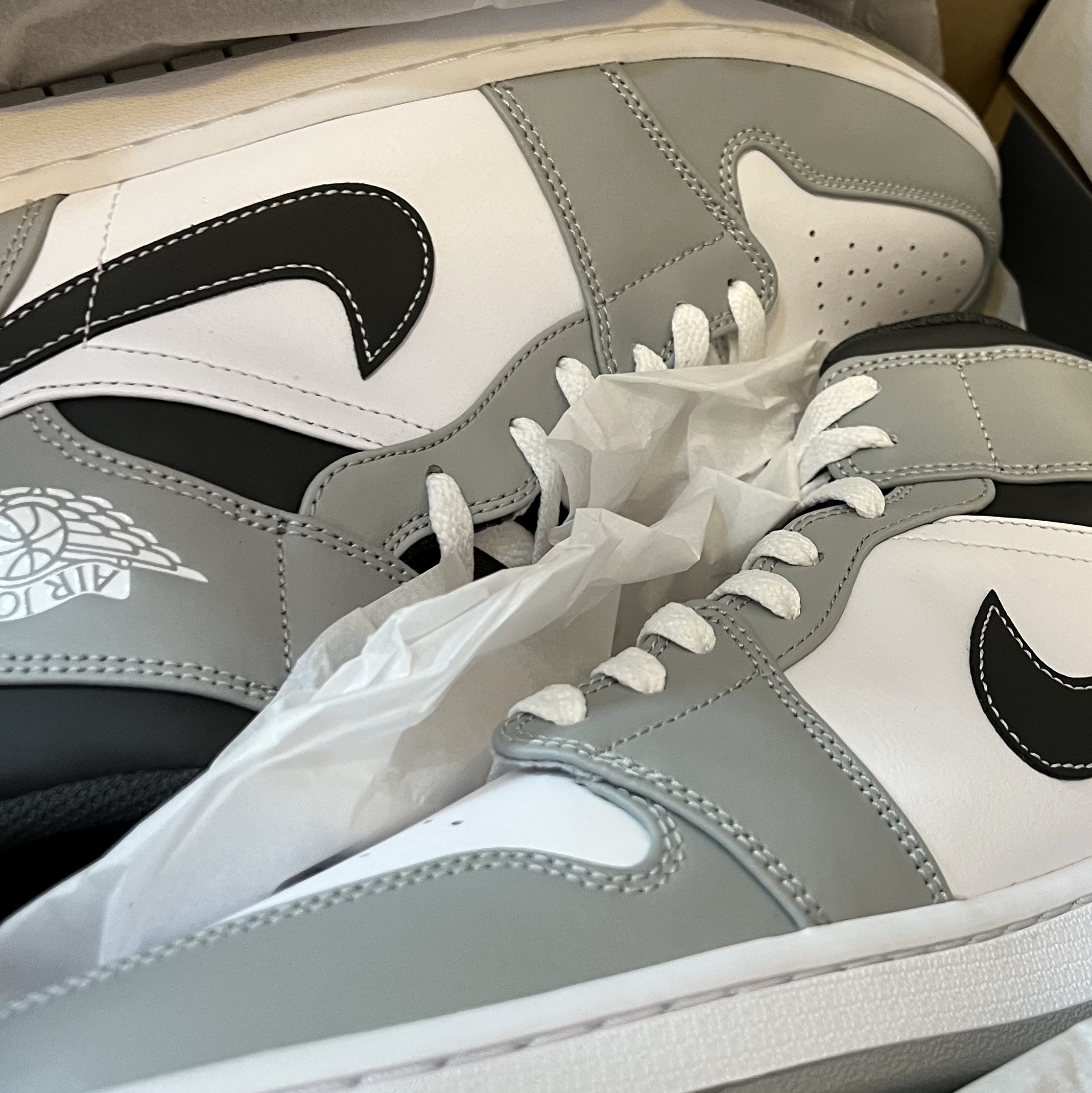 Jordan 1 Mid Light Smoke Grey Anthracite 착용 스타일 - 2
