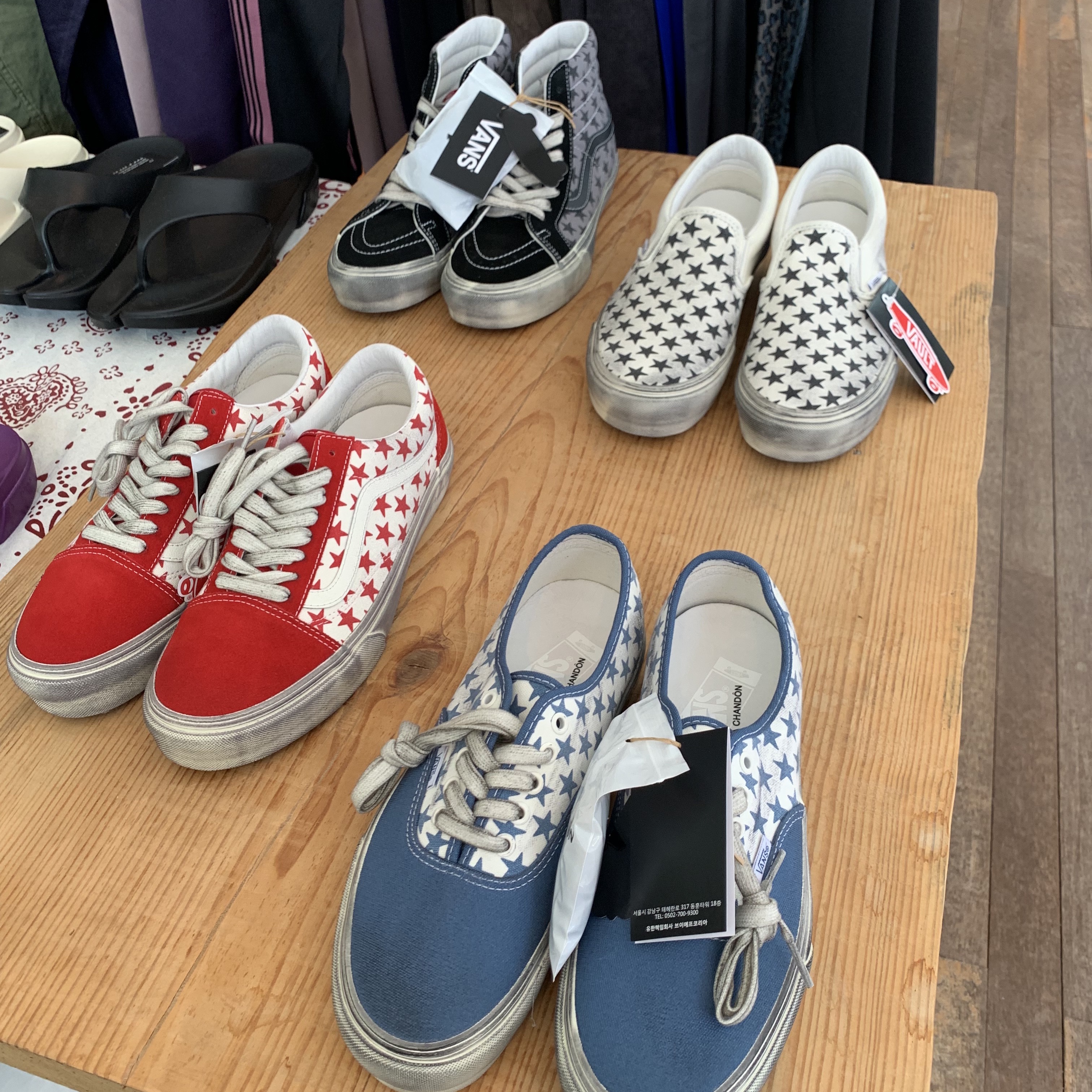 Vans Vault x Bianca Chandon Classic Slip-On LX Stressed Black White, Vans Vault x Bianca Chandon Authentic LX Stressed Navy White 착용 스타일 - 1