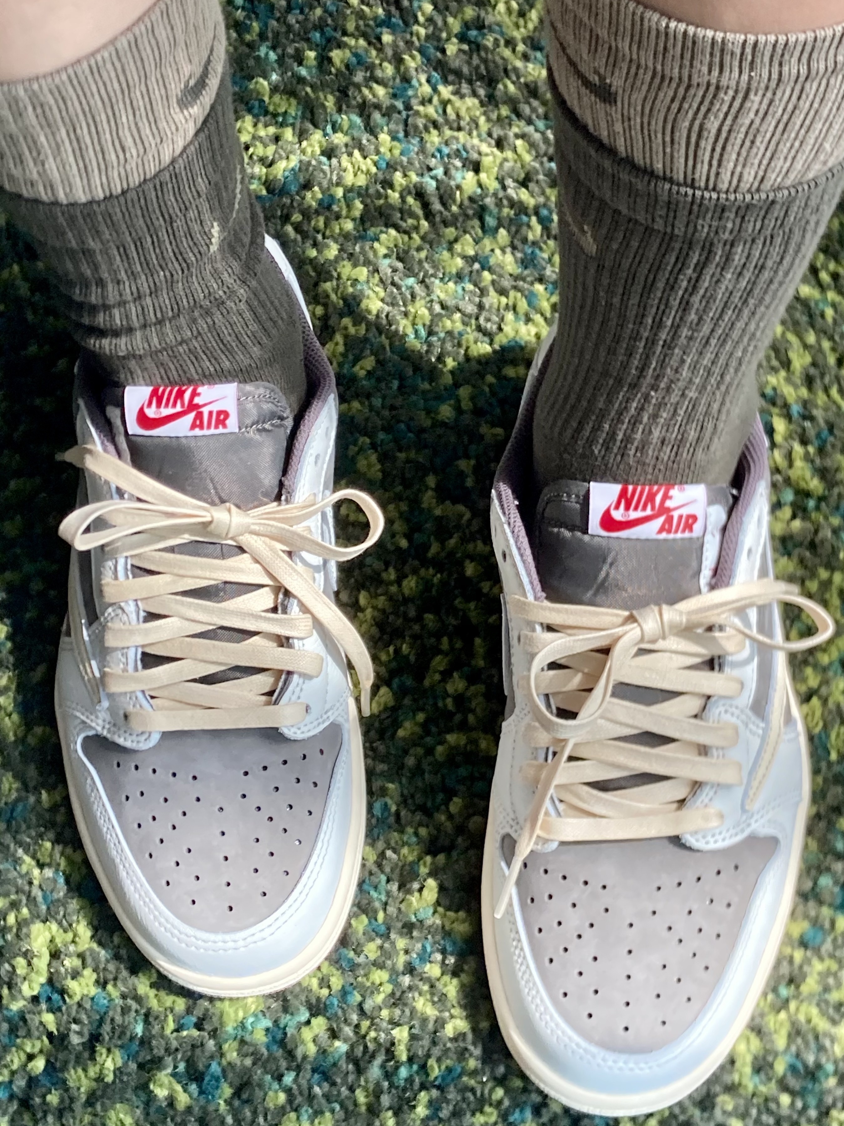 Jordan 1 x Travis Scott Retro Low OG SP Sail and Ridgerock 착용 스타일 - 1