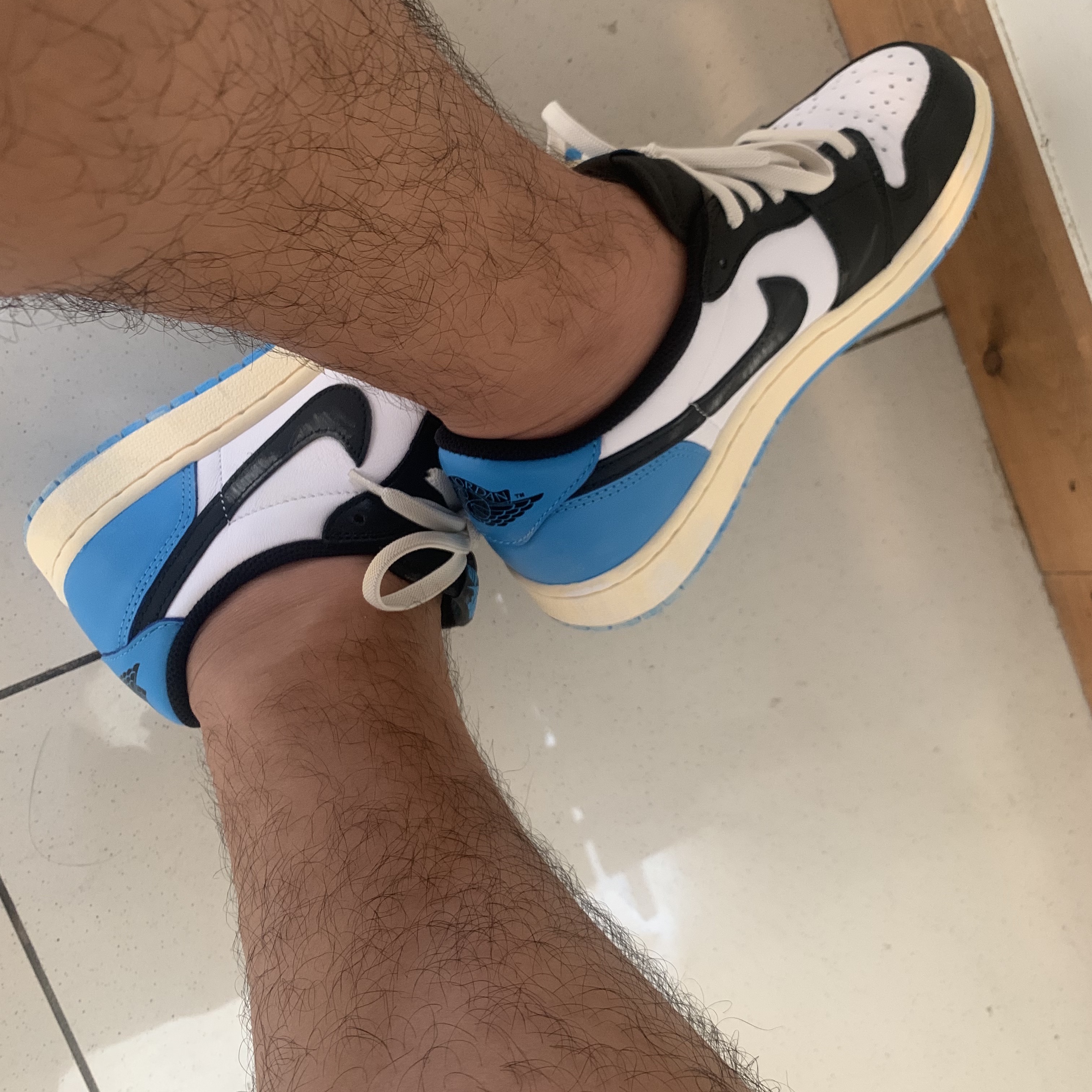 Jordan 1 Retro Low OG Black and Dark Powder Blue 착용 스타일