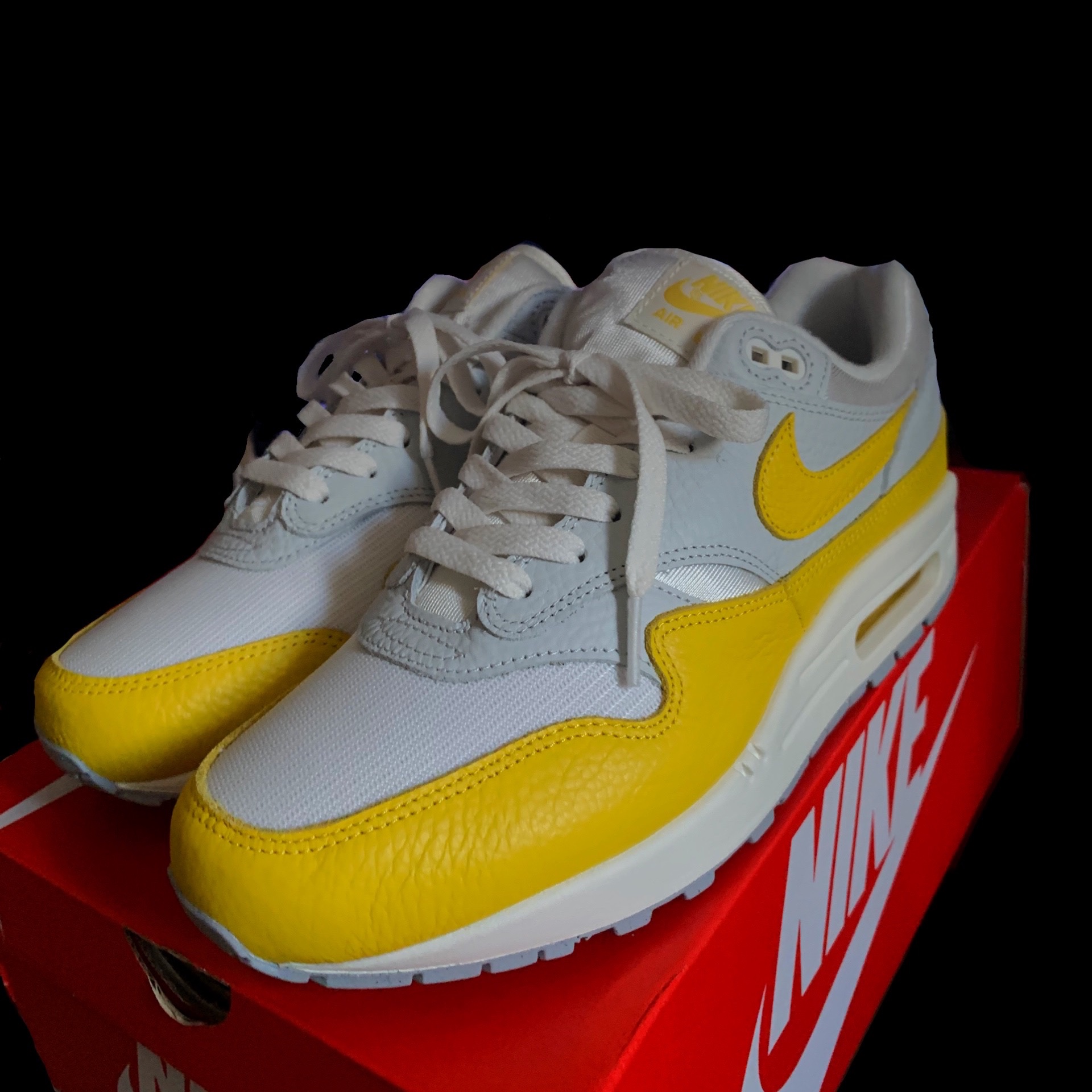 (W) Nike Air Max 1 Tour Yellow 착용 스타일