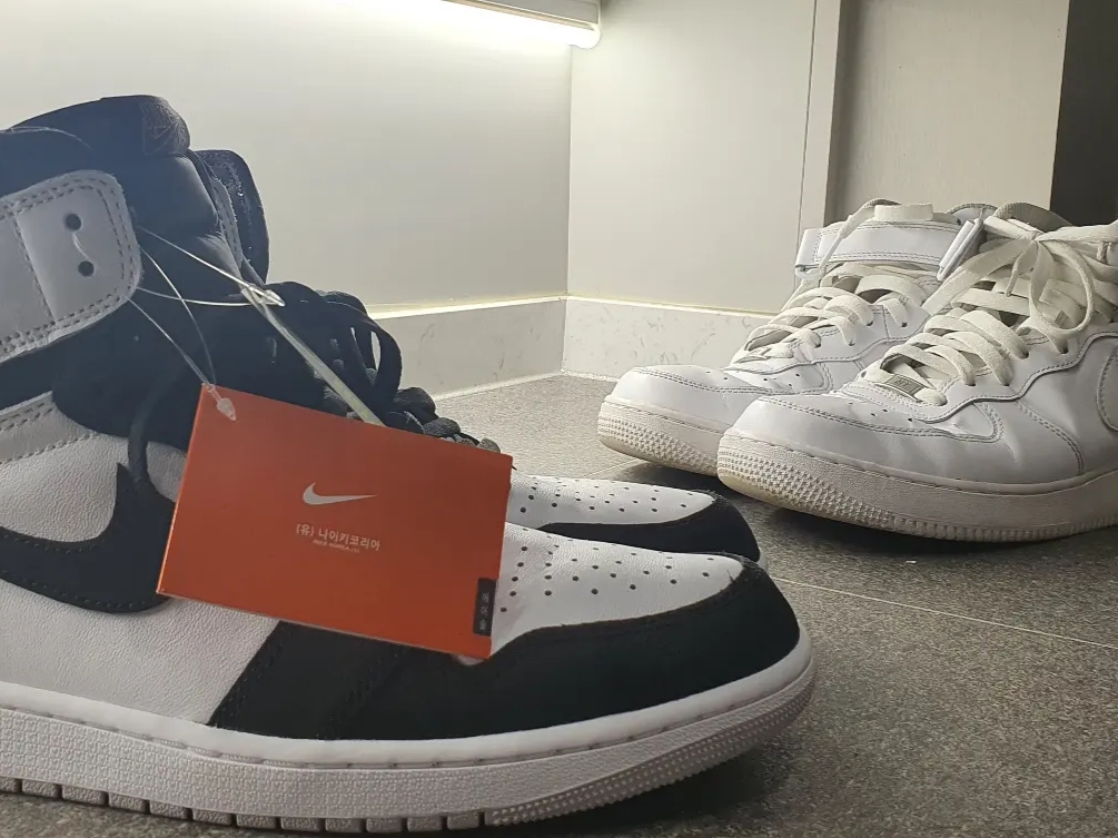 Jordan 1 Retro High OG Bleached Coral, Nike Air Force 1 Mid '07 White 착용 스타일