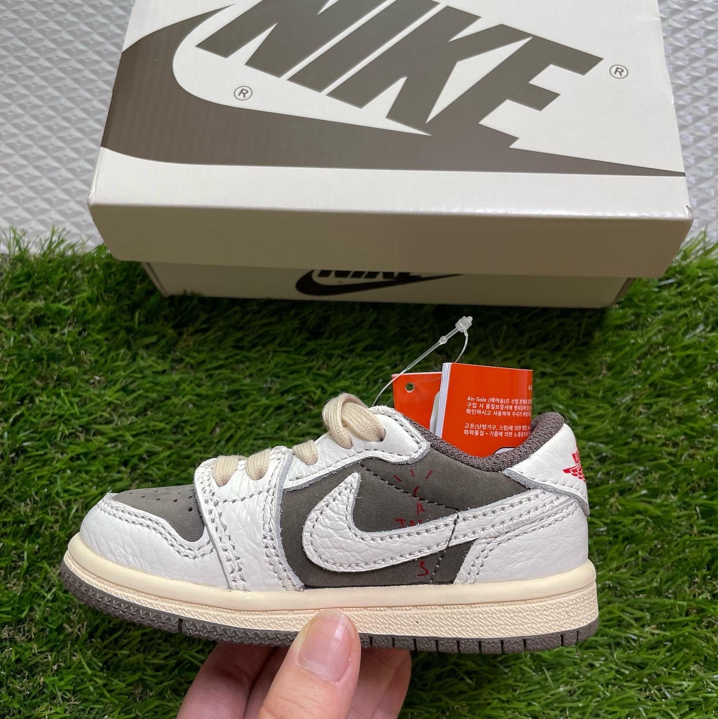 (TD) Jordan 1 x Travis Scott Retro Low OG SP Sail and Ridgerock 착용 스타일 - 2