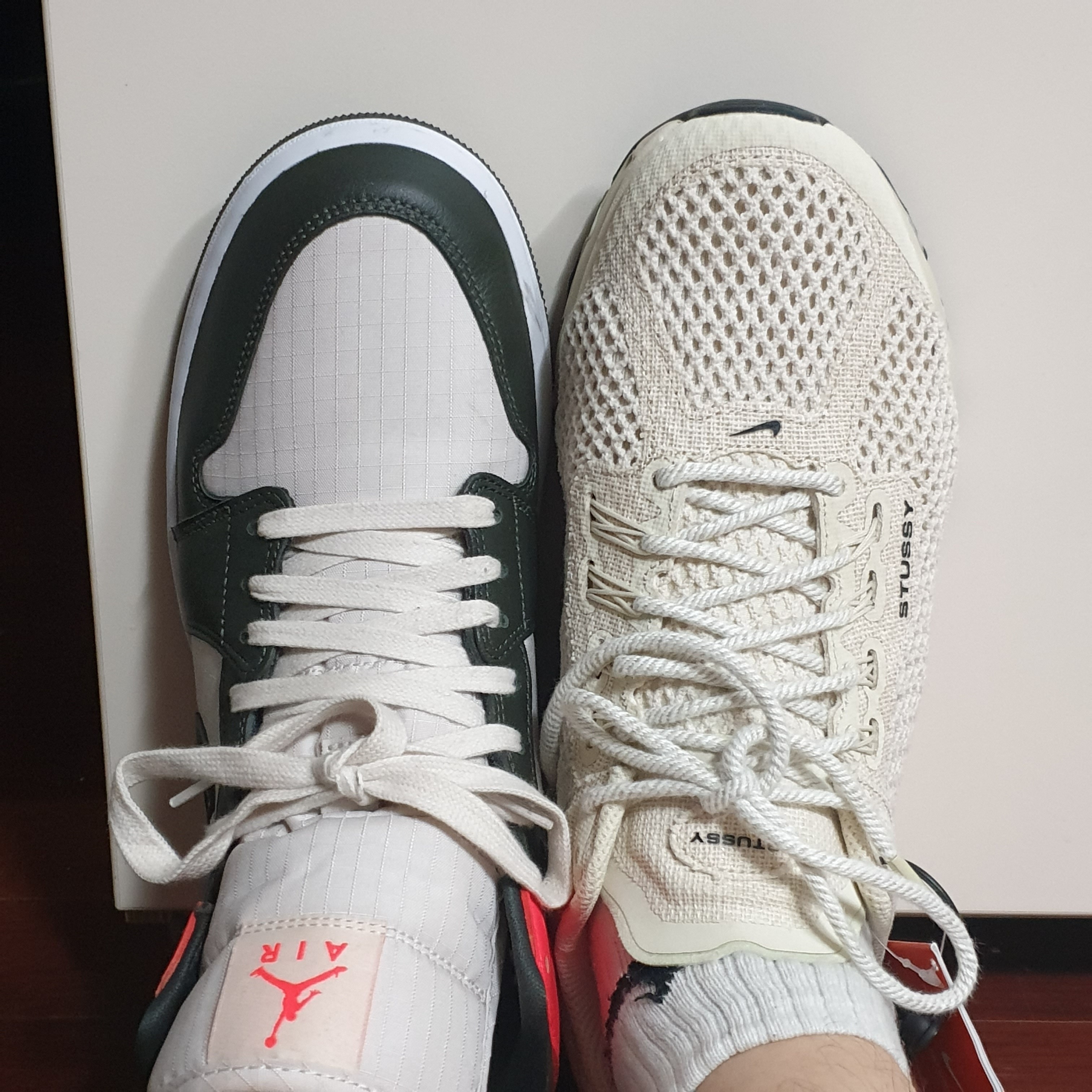 (W) Jordan 1 Mid SE Newsprint, Nike x Stussy Air Max 2013 Fossil 착용 스타일 - 1