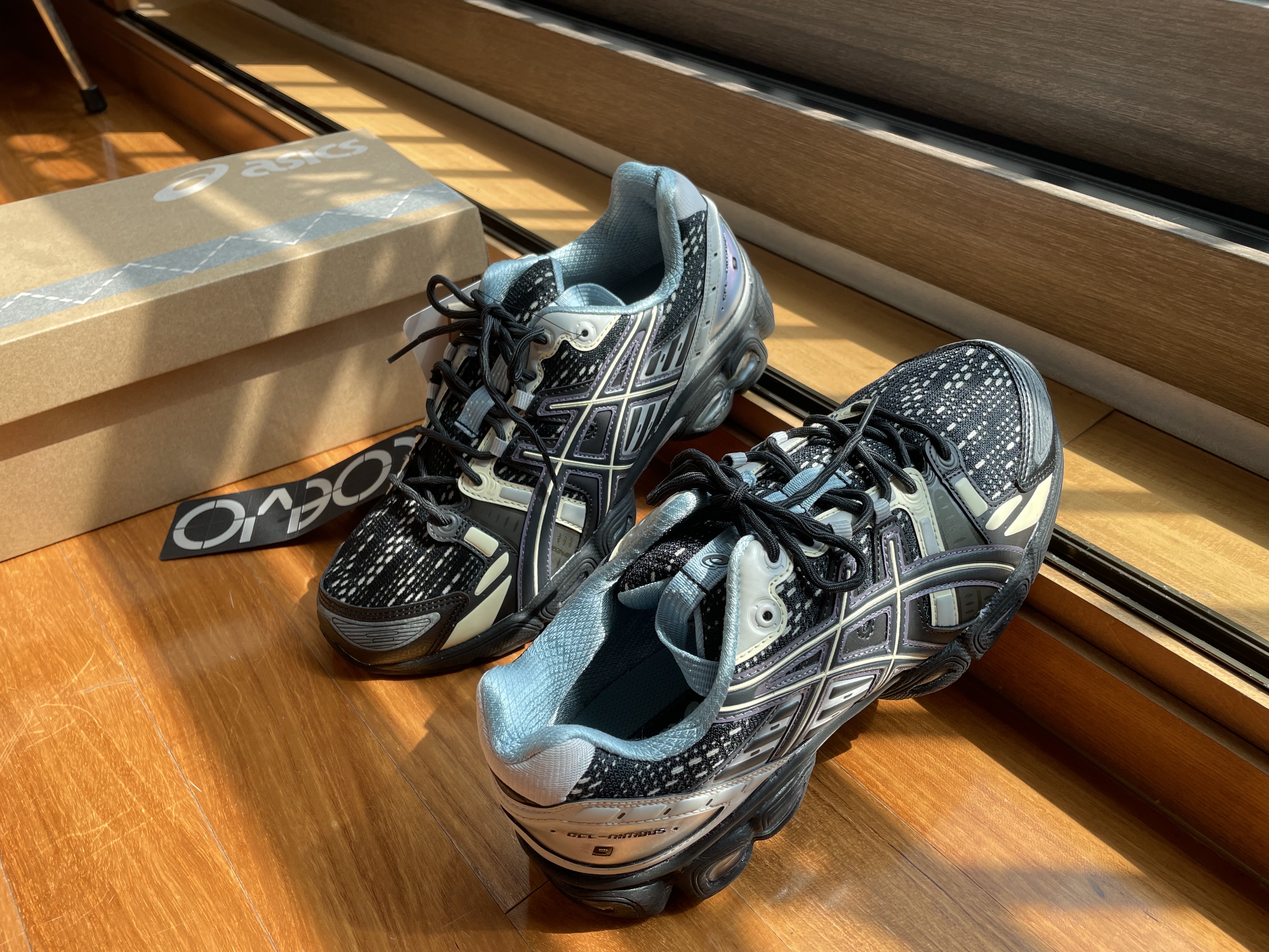 Asics UB5-S Gel-Nimbus 9 Black Gunmetal 착용 스타일 - 1