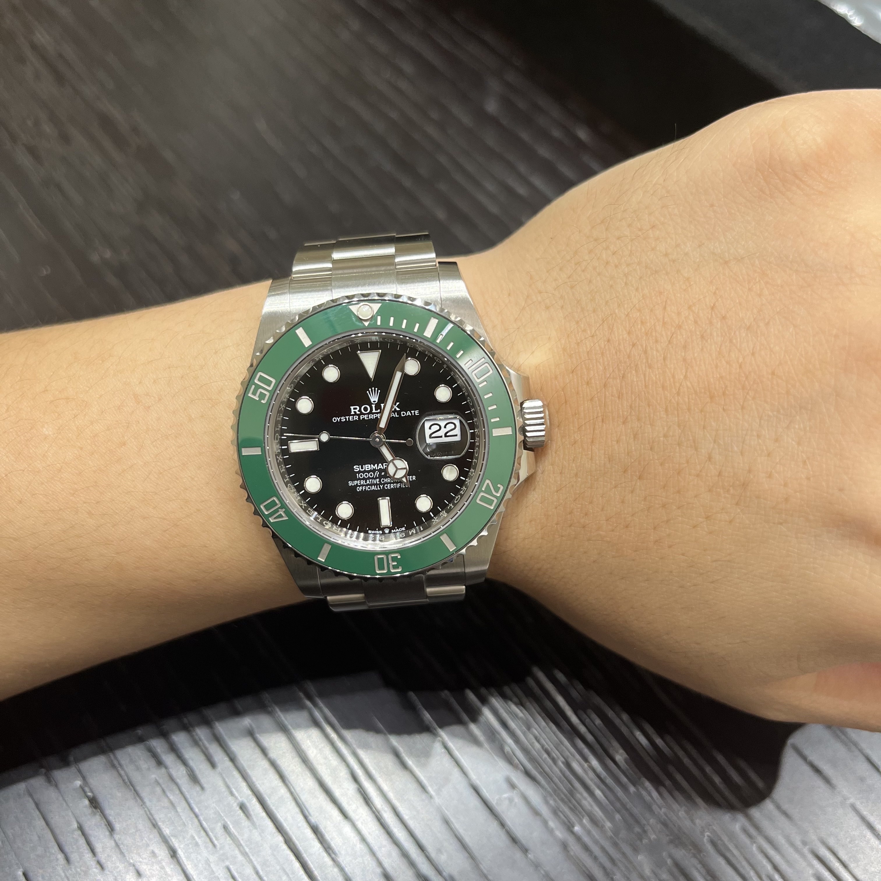 Rolex Submariner Date 41mm 126610LV Black Oyster 착용 스타일 - 5