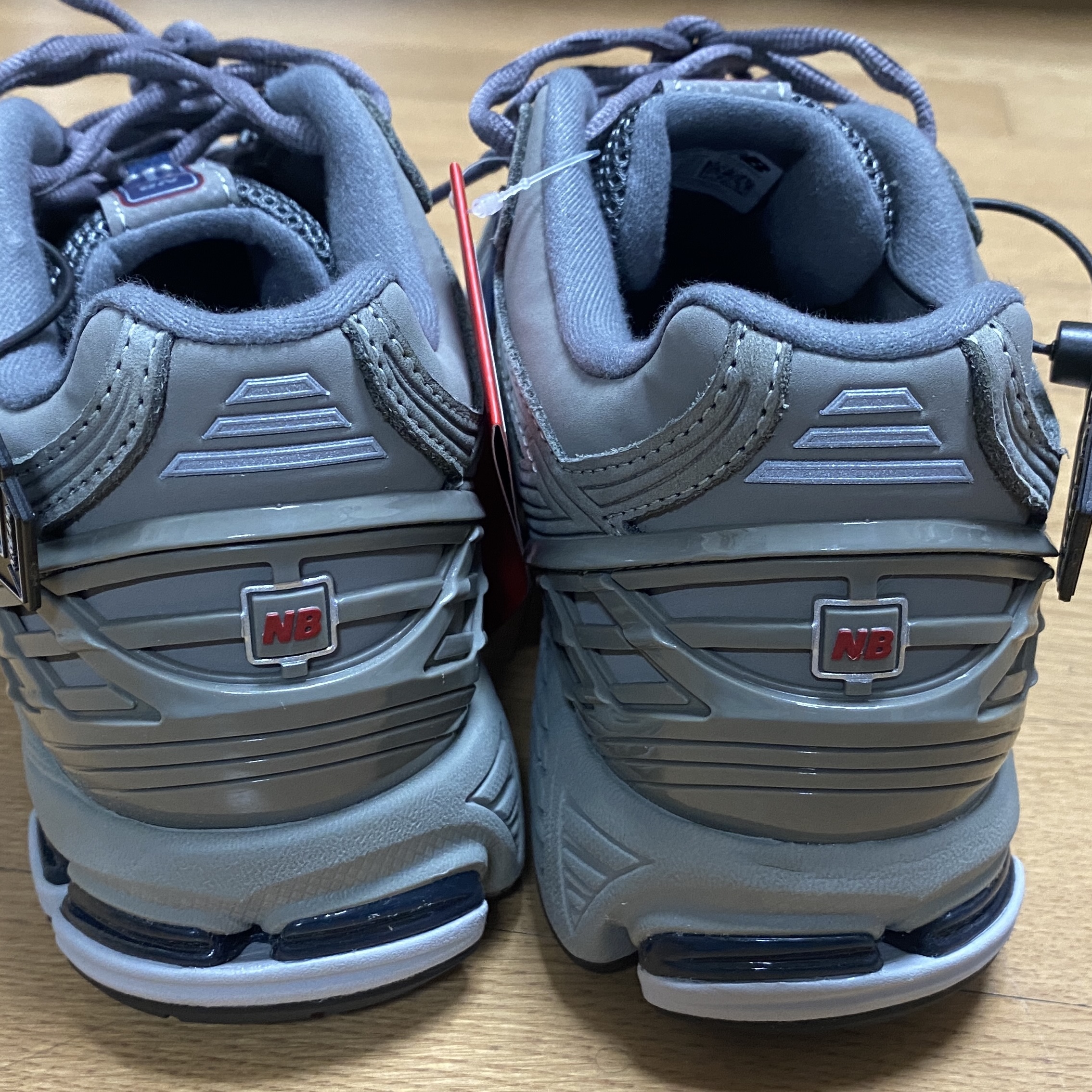 New Balance 1906R Charcoal Grey 착용 스타일 - 3