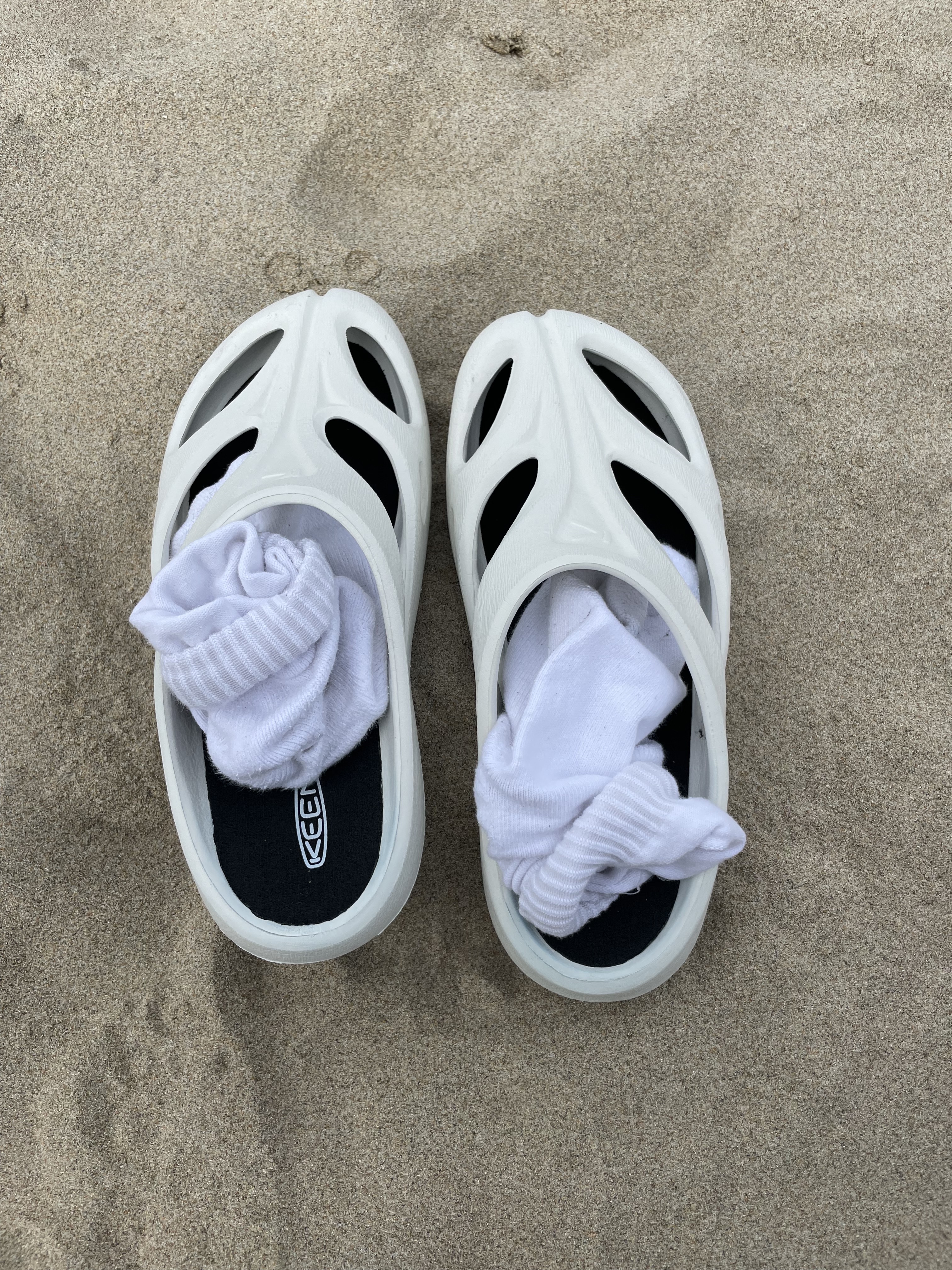 (W) Keen Shanti White Black, Adidas Yeezy Slide Bone 2022/2023 착용 스타일 - 2