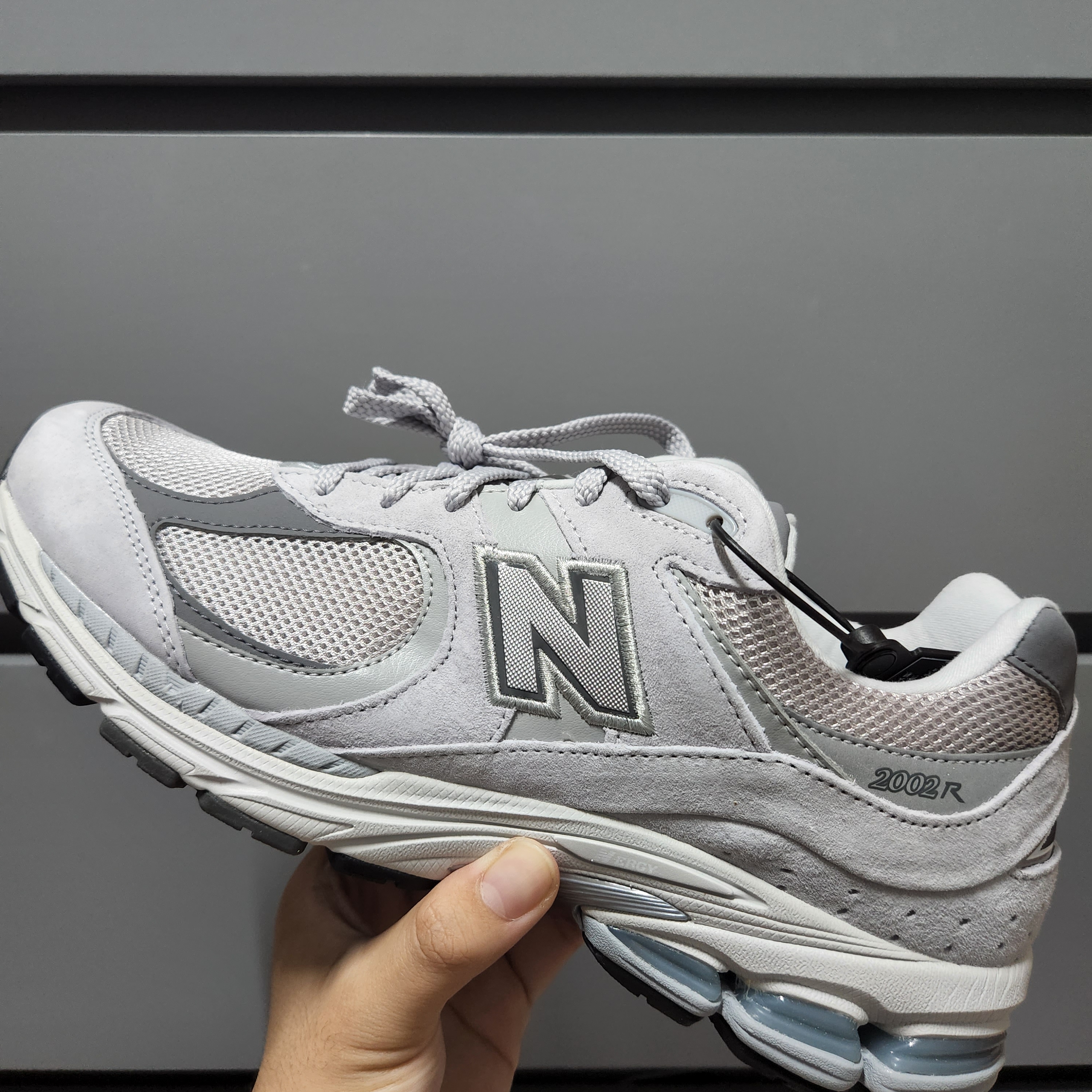New Balance 2002R T2 Gray 착용 스타일 - 3