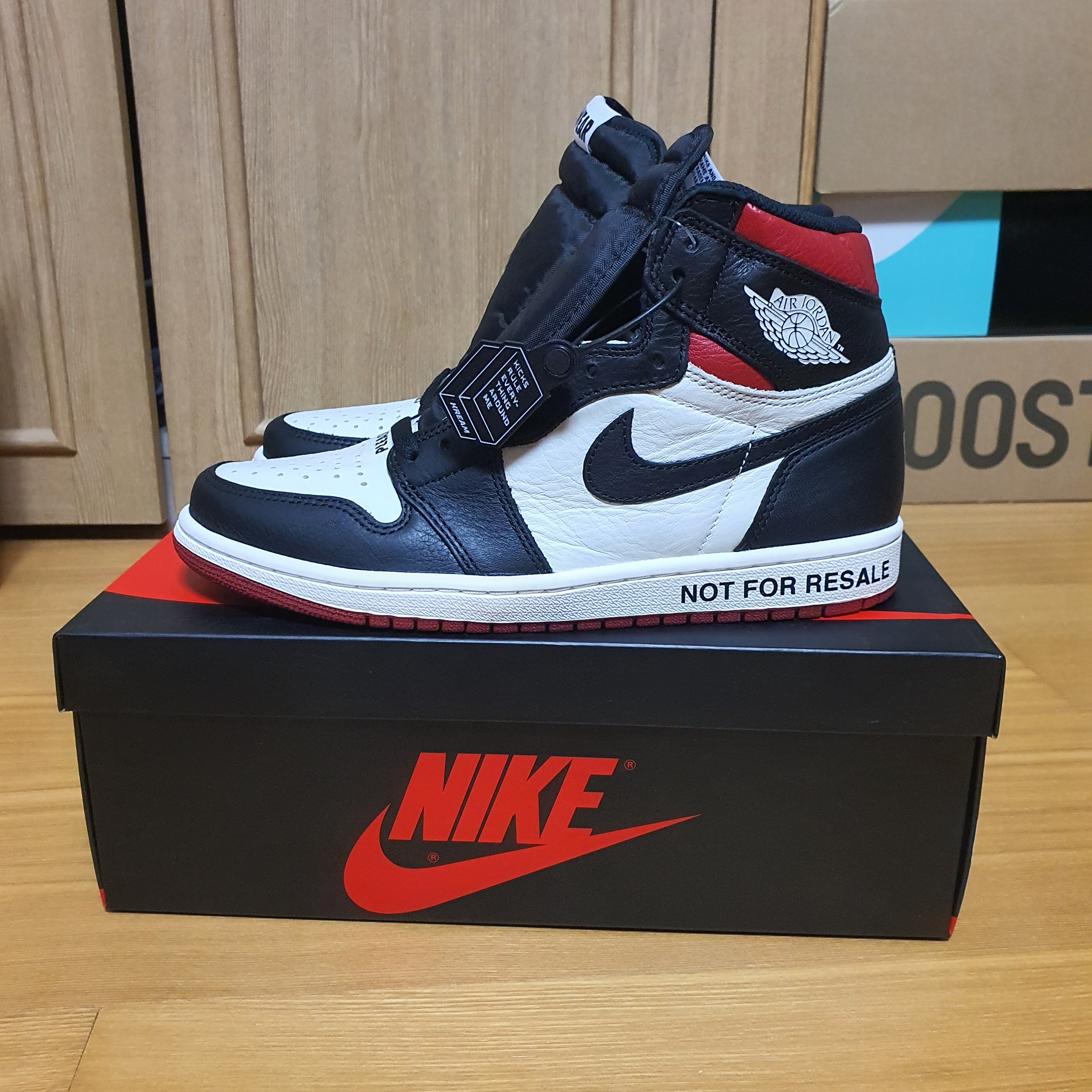Jordan 1 Retro High Not for Resale Varsity Red 착용 스타일 - 1