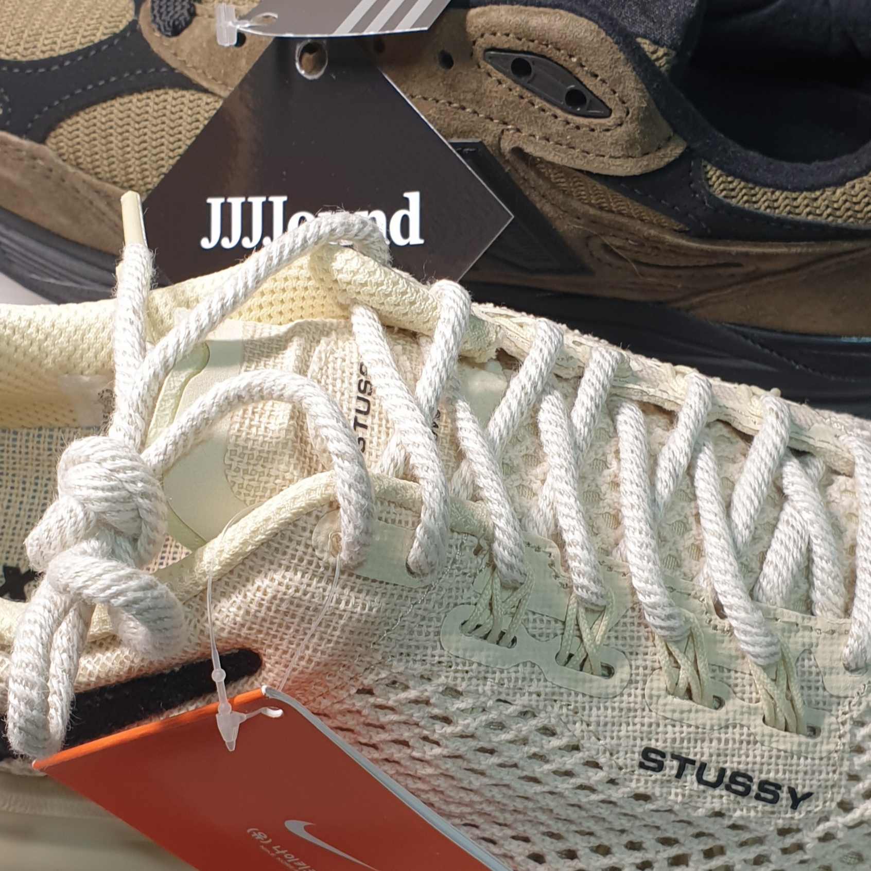 Nike x Stussy Air Max 2013 Fossil, New Balance x JJJJound 990v3 Brown Black 착용 스타일