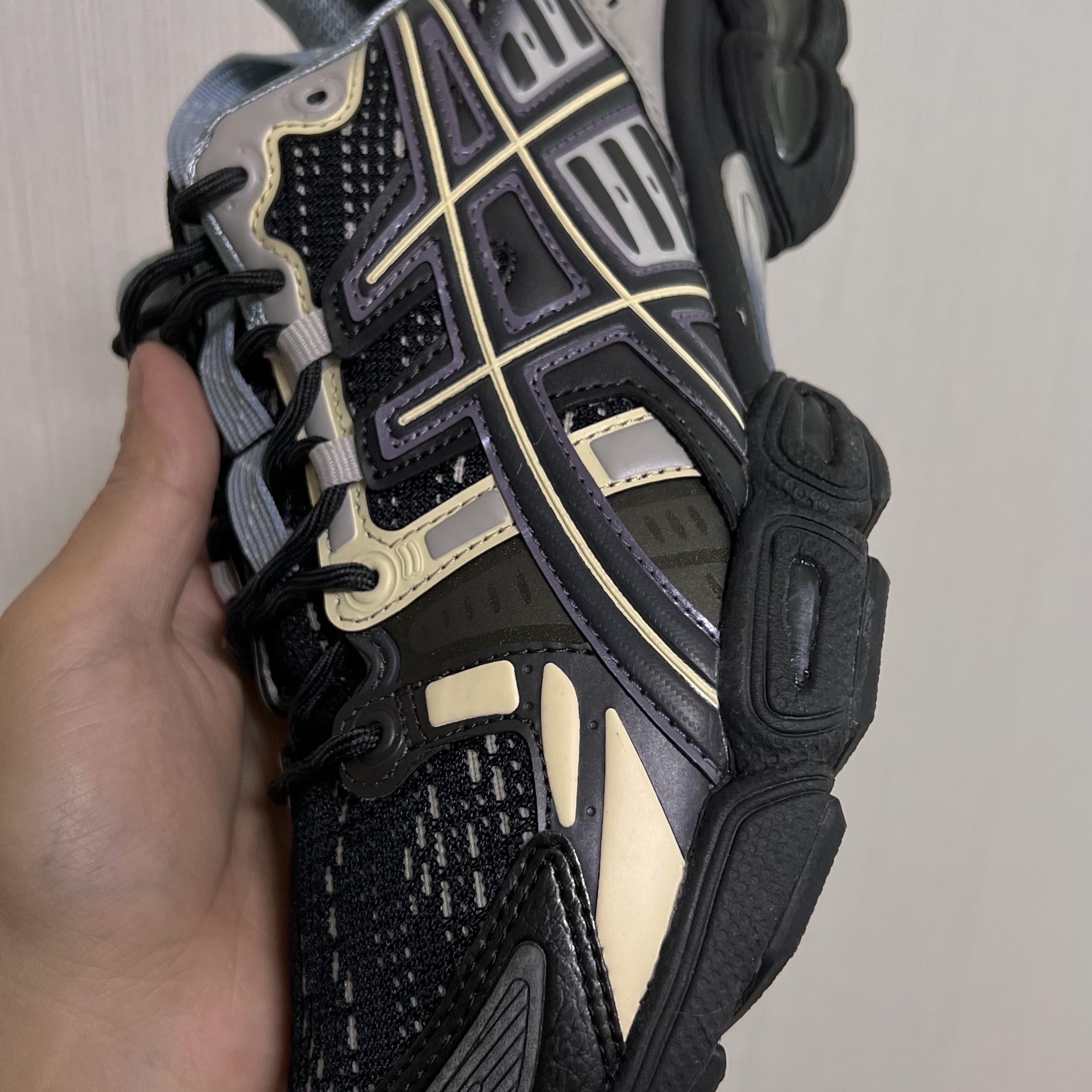 Asics UB5-S Gel-Nimbus 9 Black Gunmetal 착용 스타일 - 4