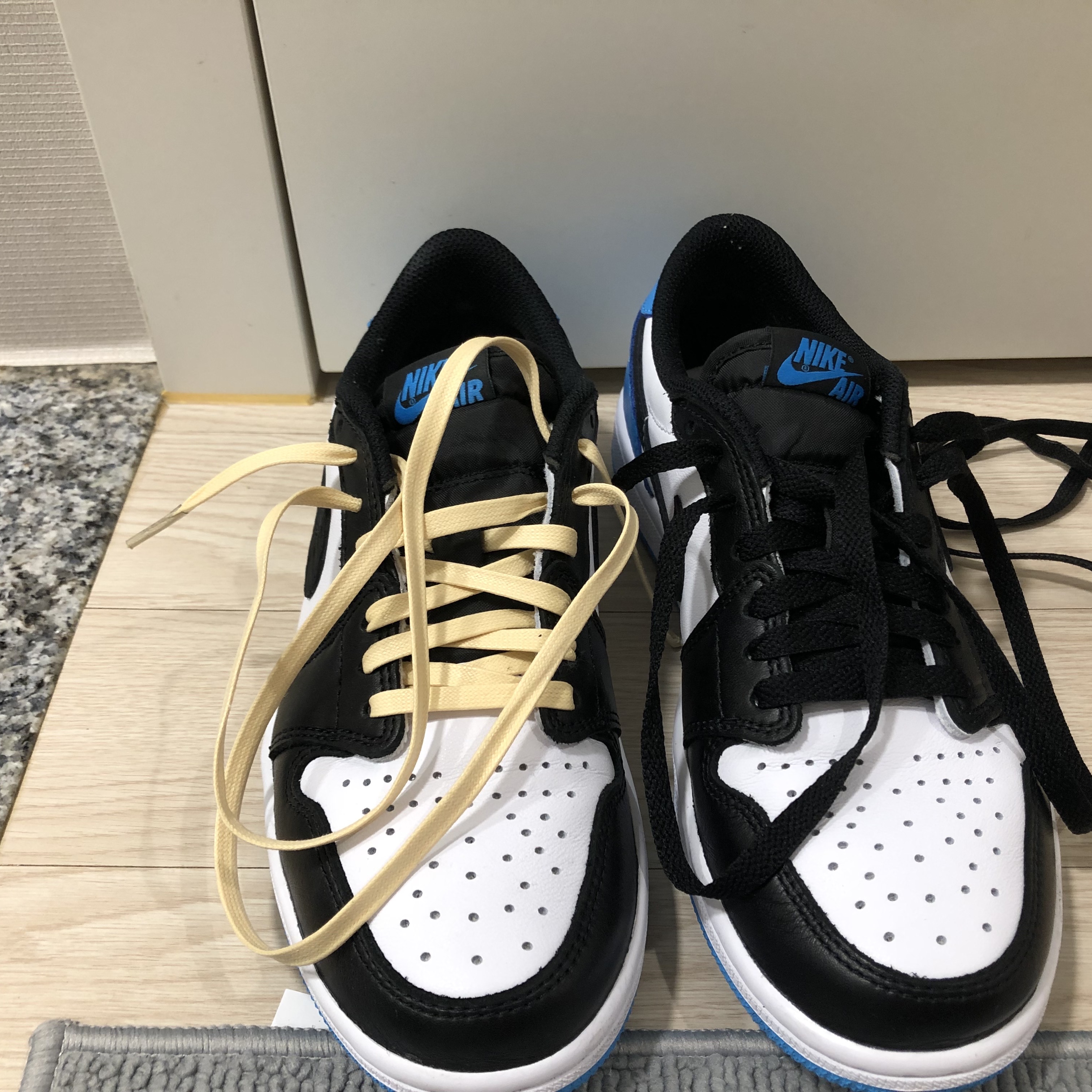 Jordan 1 Retro Low OG Black and Dark Powder Blue 착용 스타일 - 3