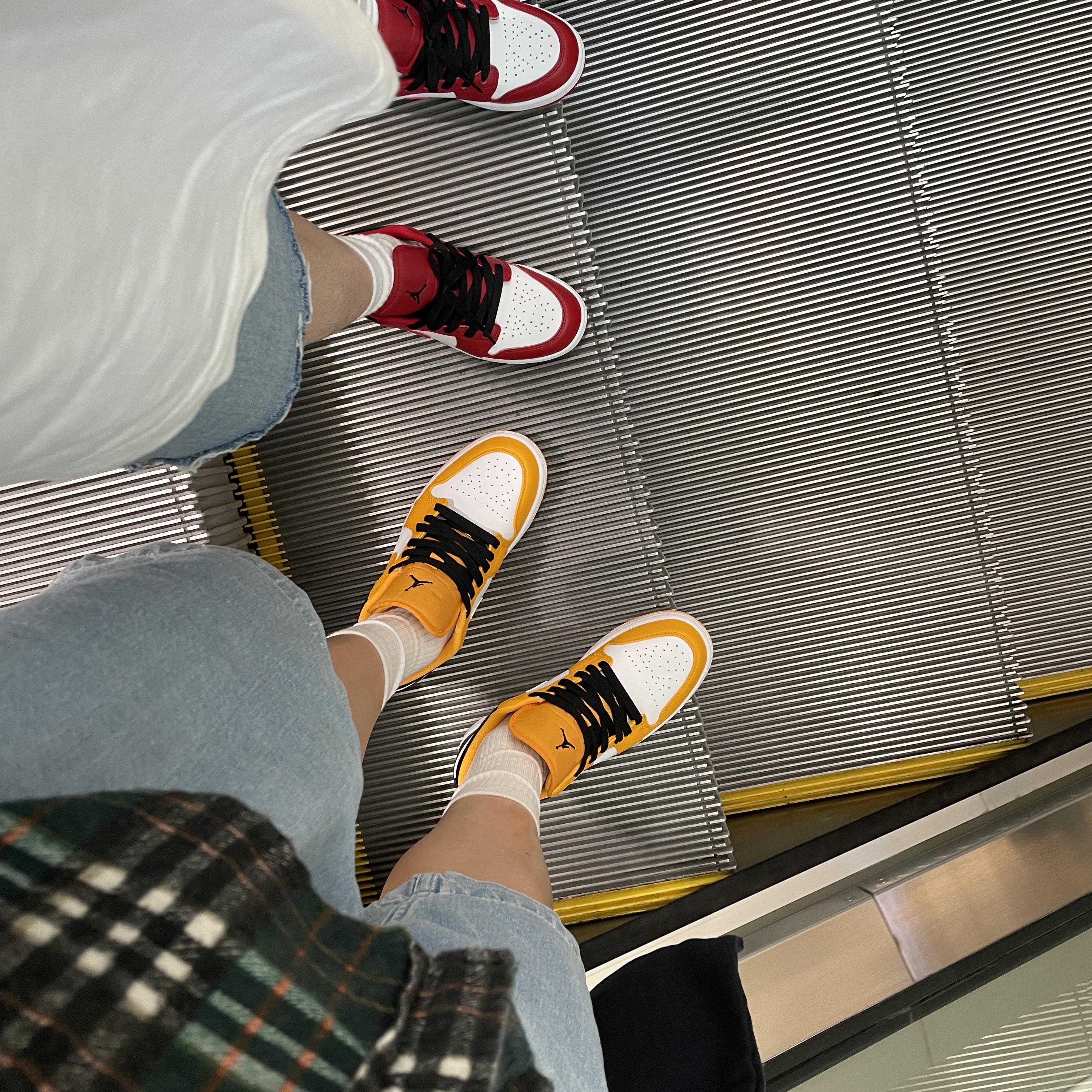 Jordan 1 Low Taxi, (GS) Jordan 1 Low White Gym Red Black 착용 스타일