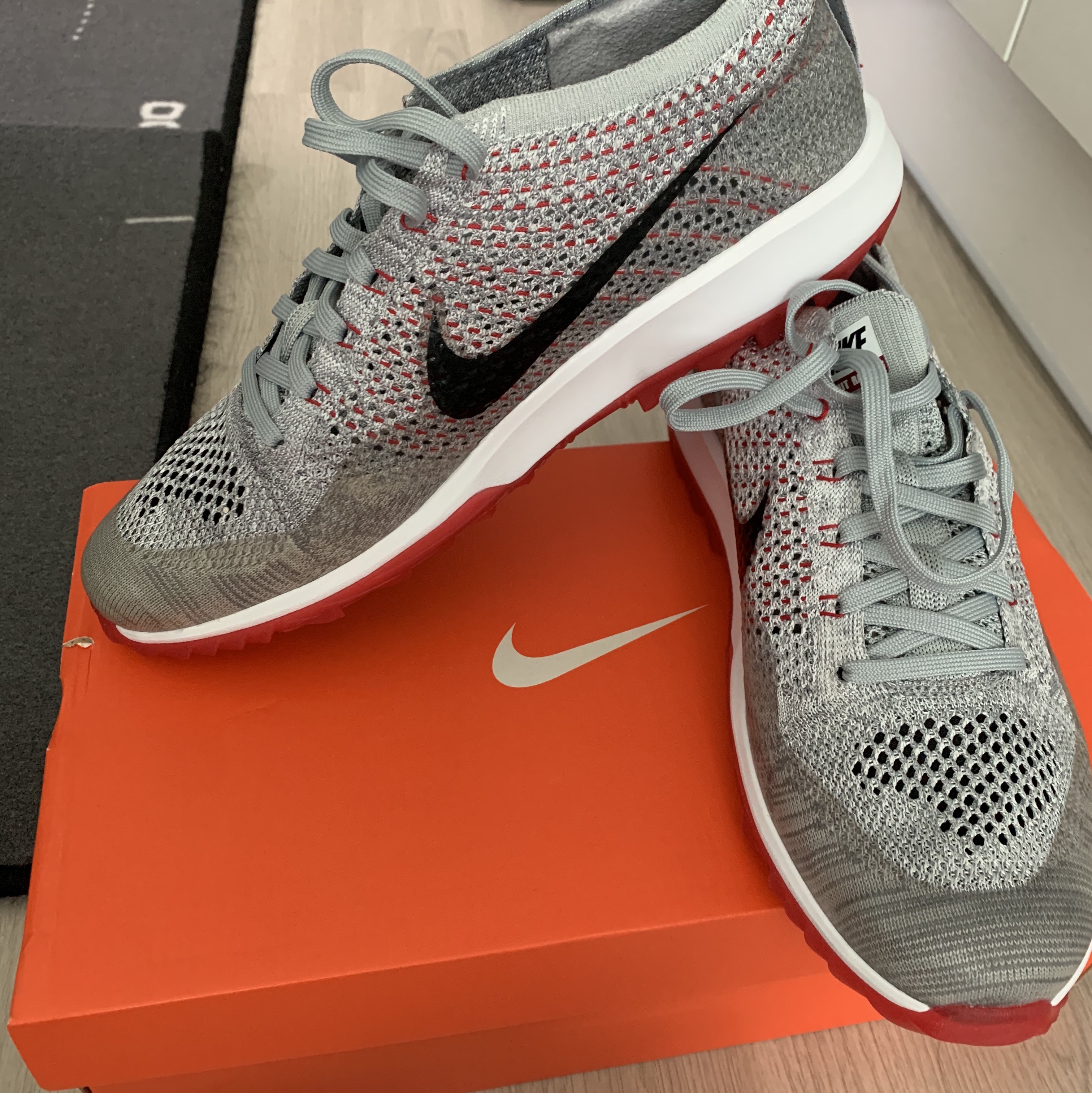 Nike Flyknit Racer G Wolf Grey 착용 스타일 - 2