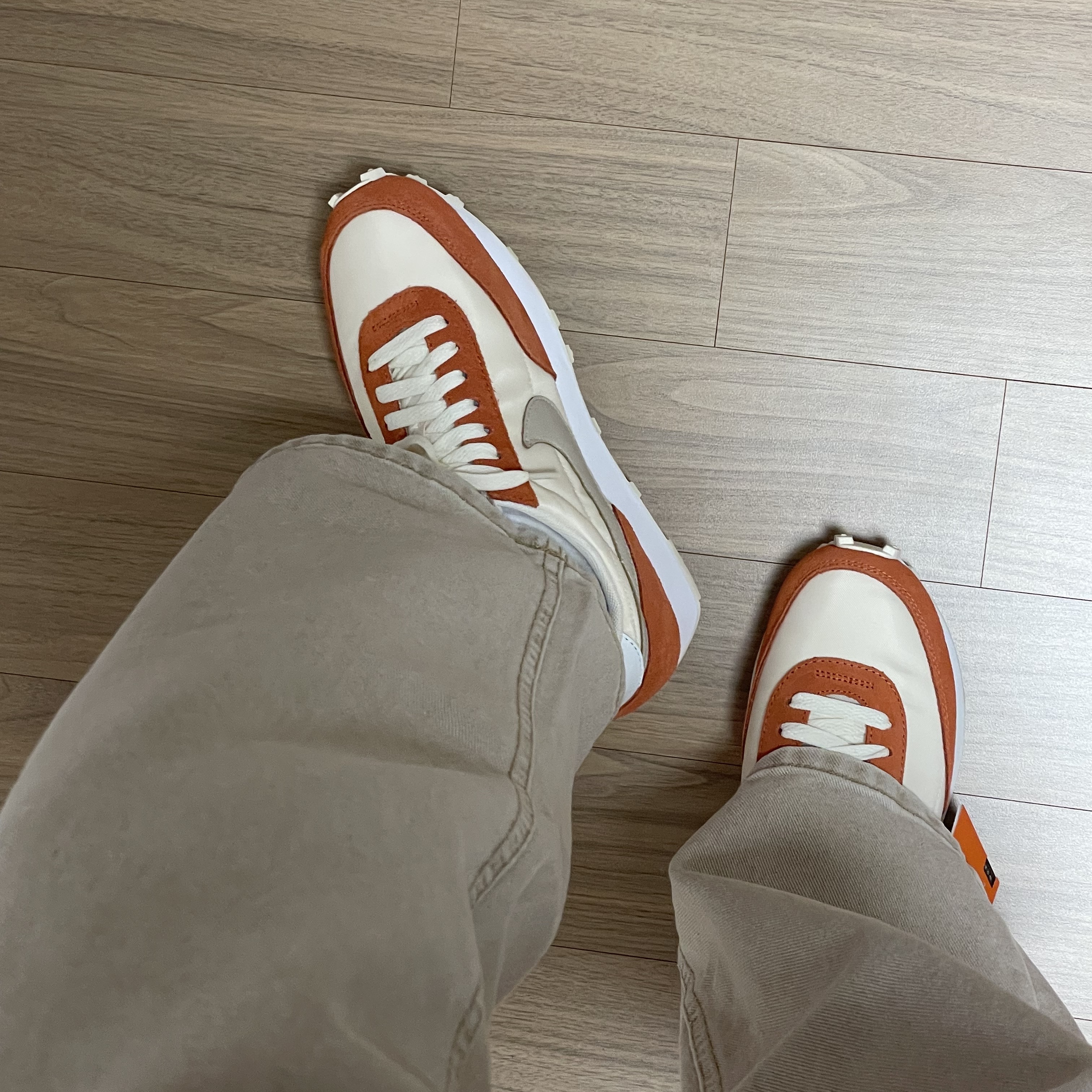 (W) Nike Daybreak Pale Ivory Light Sienna 착용 스타일 - 2