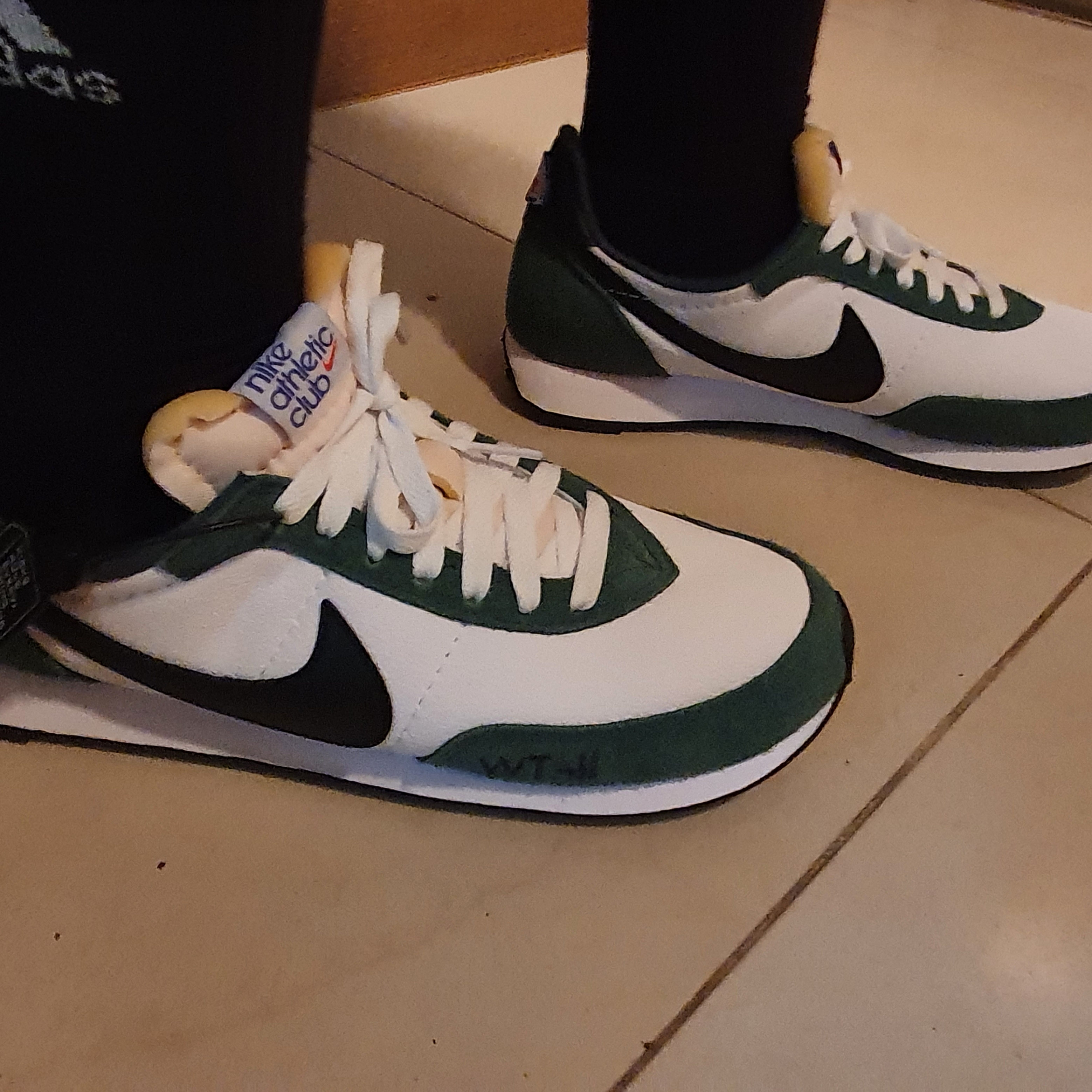 Nike Waffle Trainer 2 White Pro Green 착용 스타일 - 3